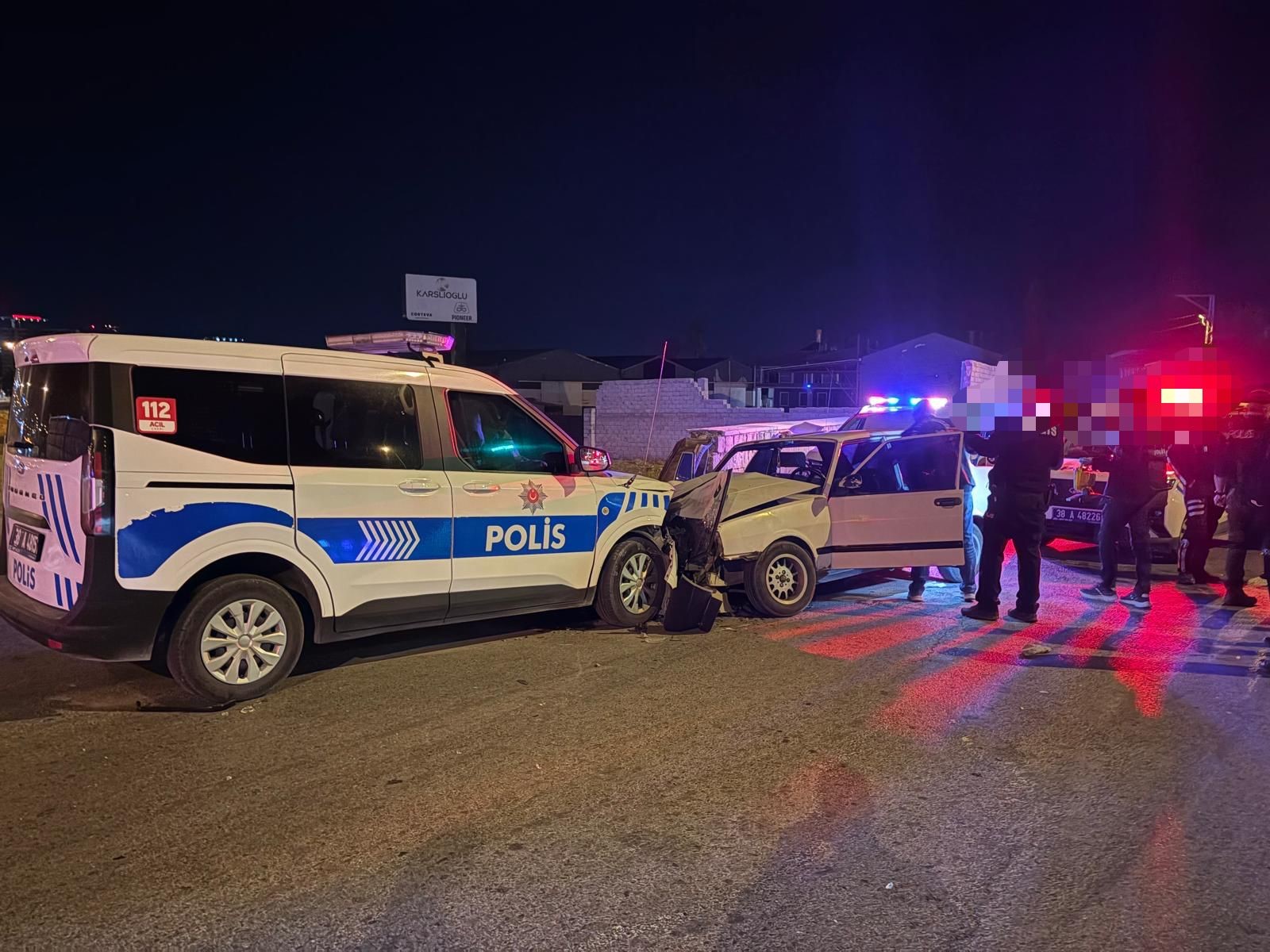 Polisi Tehdit Eden Sürücü Ekip Otosuna Çarptı 2 Polis Yaralı (4)