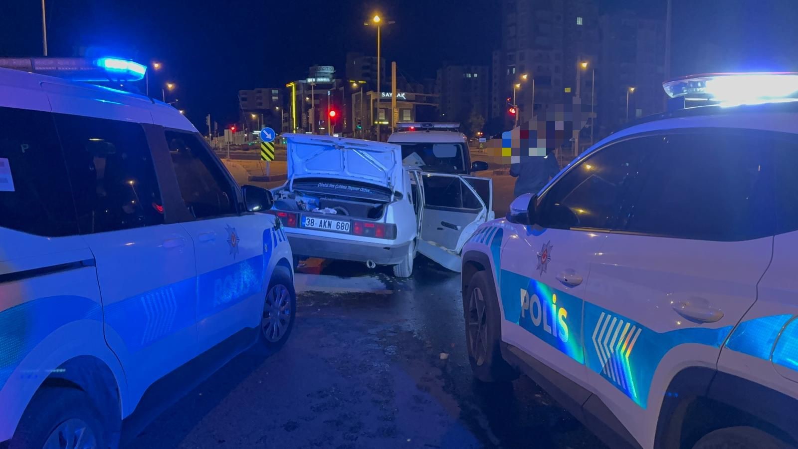 Polisi Tehdit Eden Sürücü Ekip Otosuna Çarptı 2 Polis Yaralı (5)