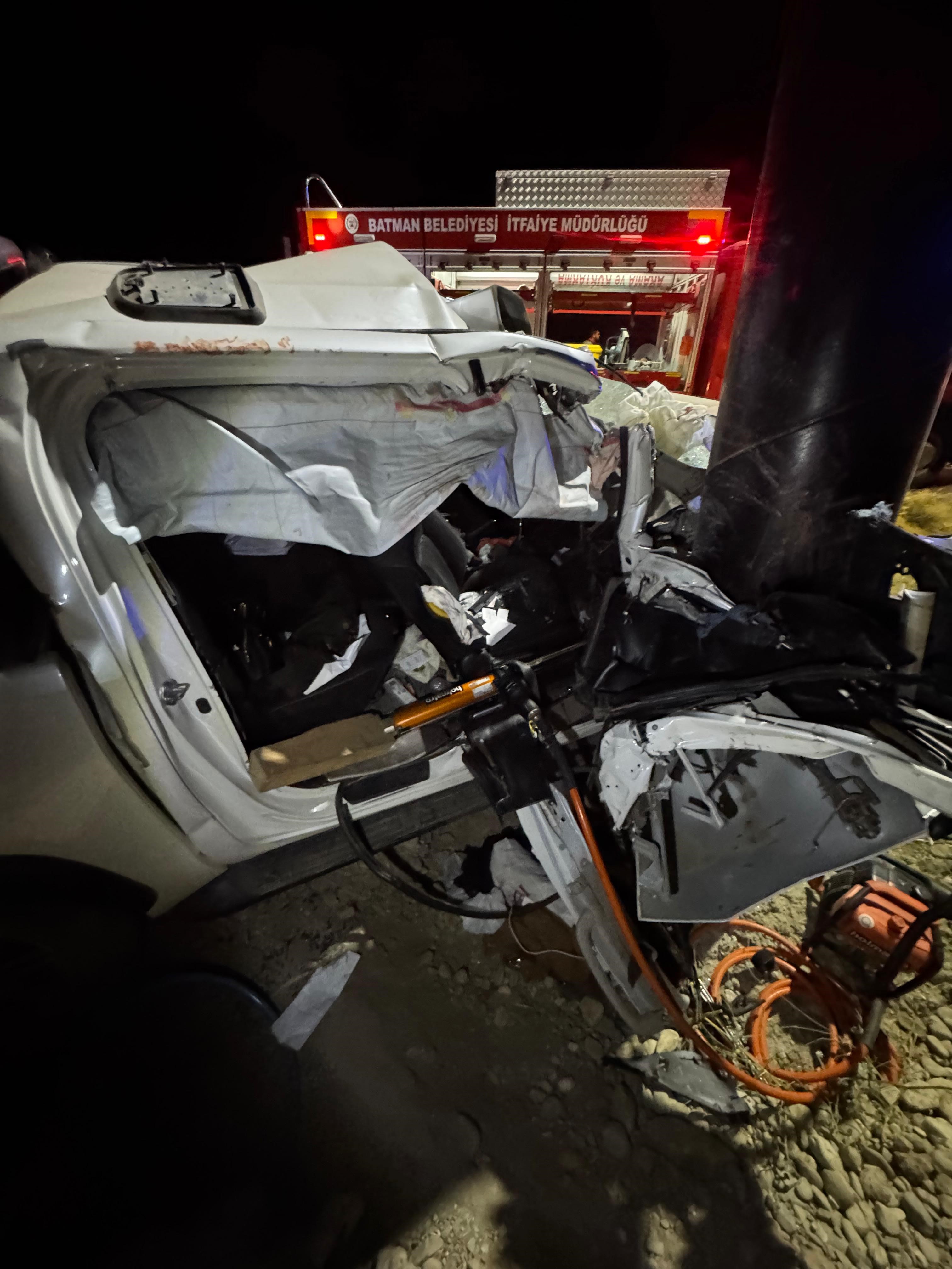 Reklam Panosuna Çarpan Otomobilde Ölüm! Hastaneden Acı Haber Geldi (2)