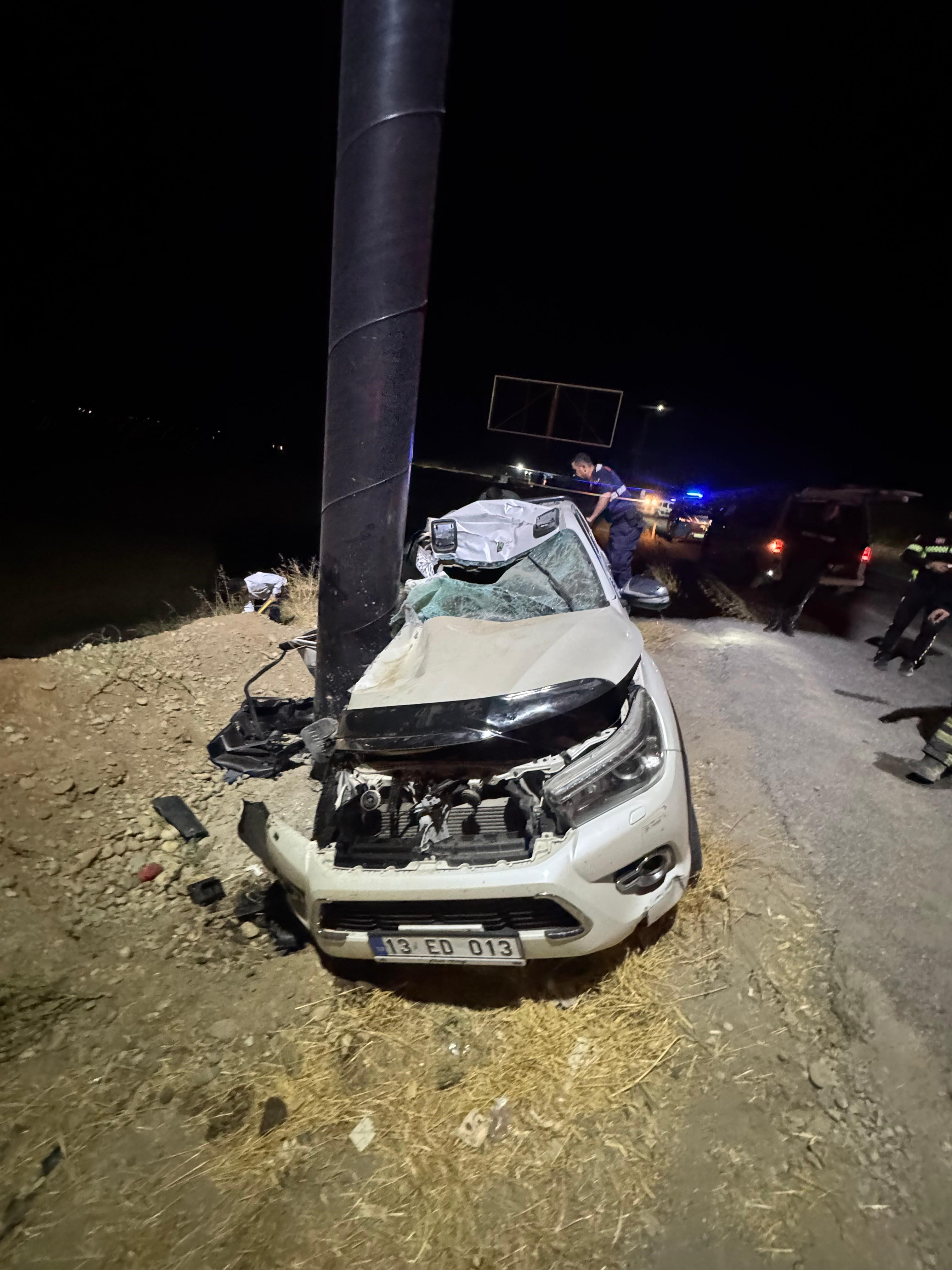 Reklam Panosuna Çarpan Otomobilde Ölüm! Hastaneden Acı Haber Geldi (3)