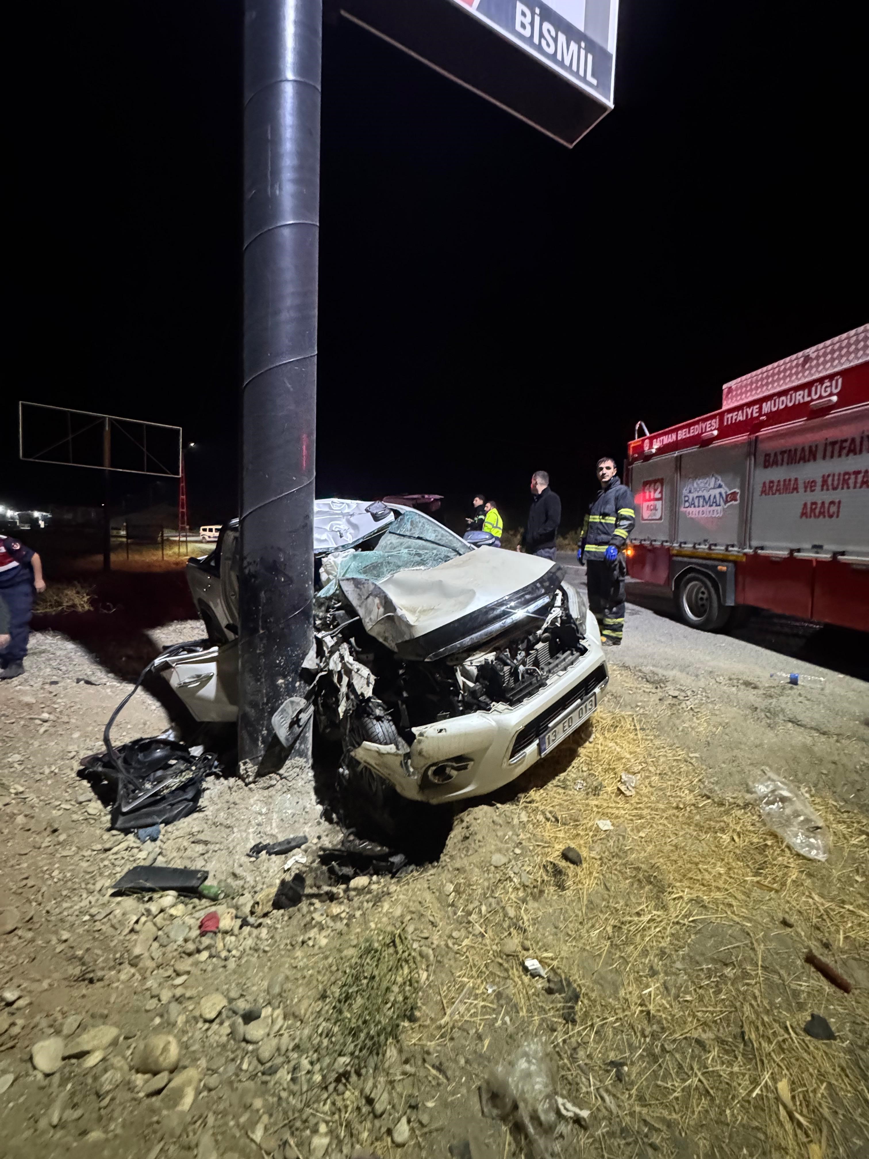 Reklam Panosuna Çarpan Otomobilde Ölüm! Hastaneden Acı Haber Geldi (4)