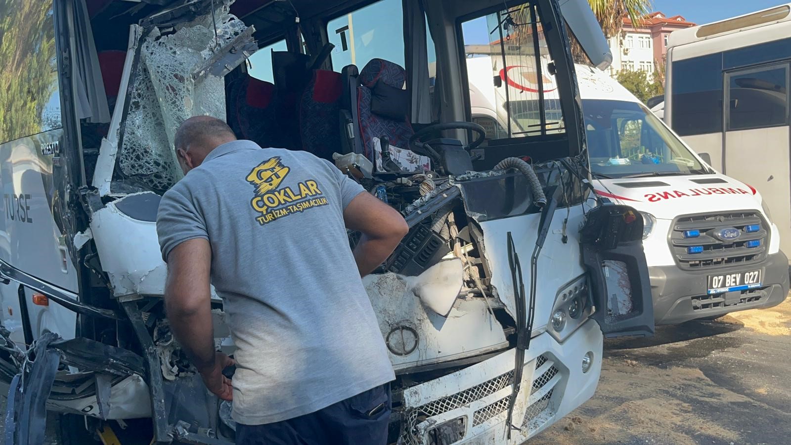 Sabah Saatlerinde Dehşet! Araçlar Kafa Kafaya Çarpıştı, 2’Si Ağır 15 Kişi Yaralandı (4)