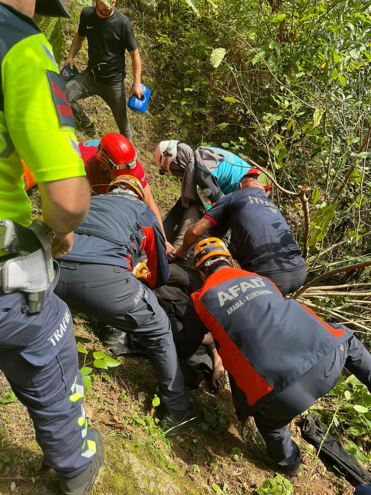 Sabah Saatlerinde Trafik Felaketi! Otomobil Dereye Uçtu; 1 Ölü, 1 Ağır Yaralı (2)