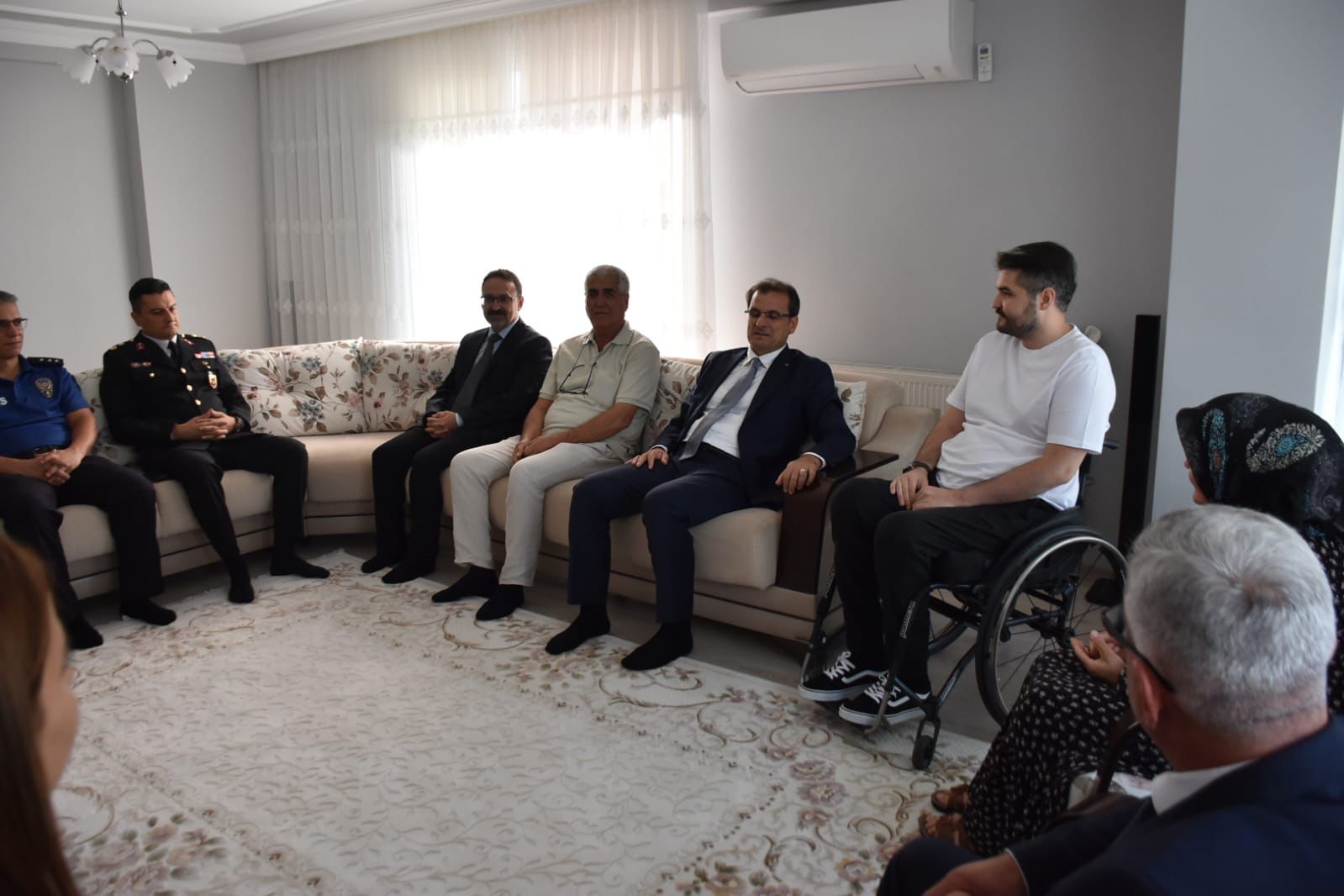 Salihli Kaymakami Guldogan Kahraman Gazileri Evinde Ziyaret Etti (3)