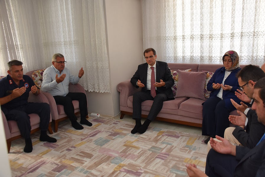 Salihli Kaymakami Guldogandan Sehit Ailesine Anlamli Ziyaret (1)