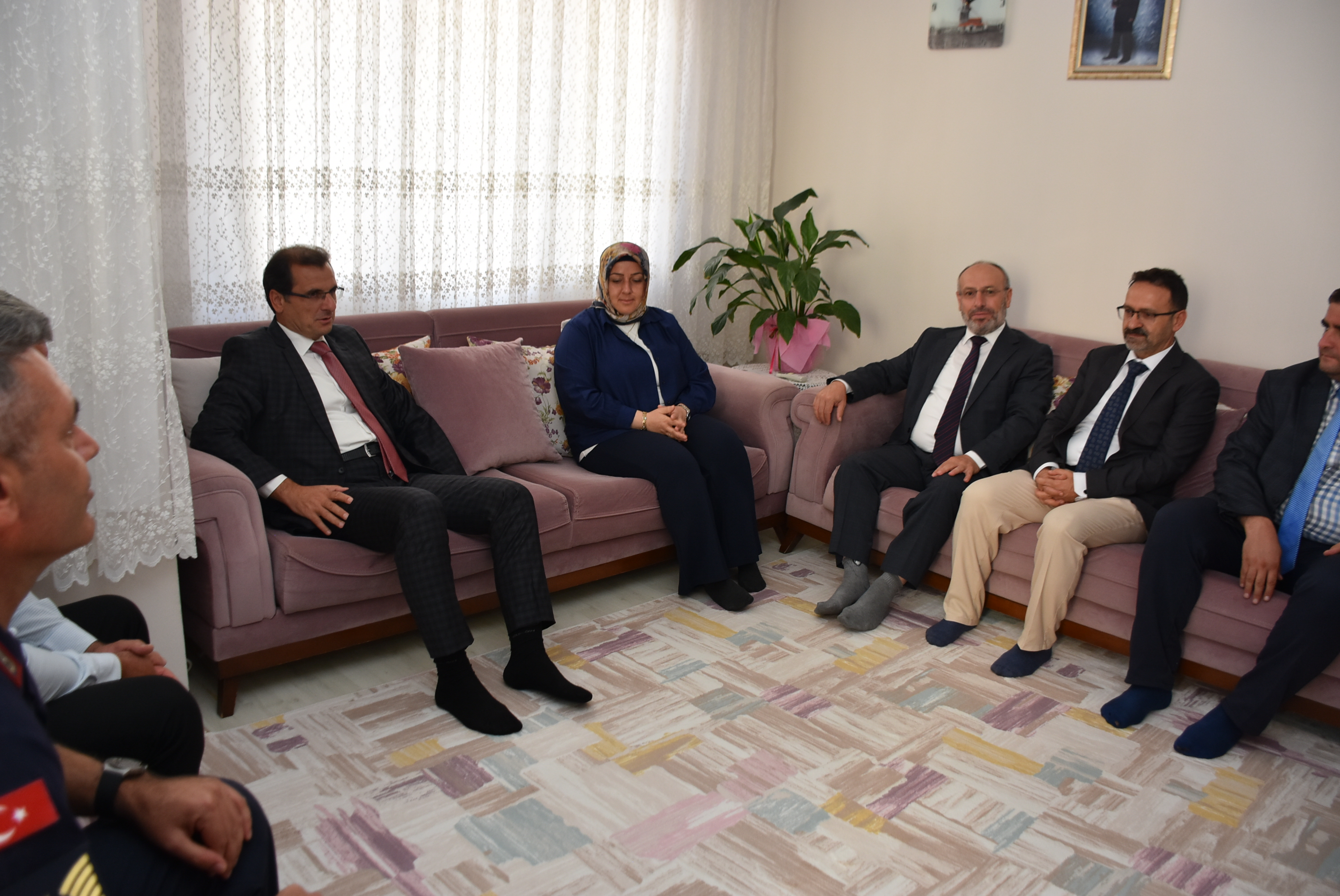 Salihli Kaymakami Guldogandan Sehit Ailesine Anlamli Ziyaret (2)