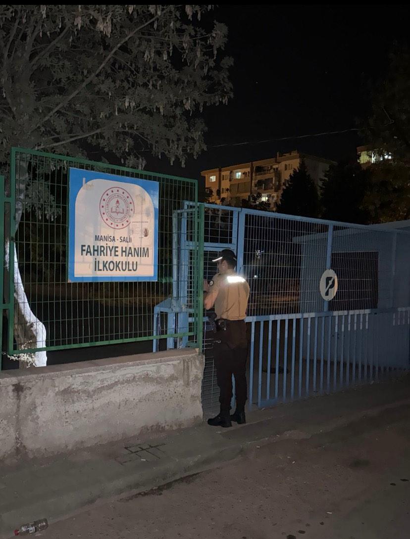 Salihlide Gece Bekcileri Ogrencilerin Guvenligi Icin Nobette (8)