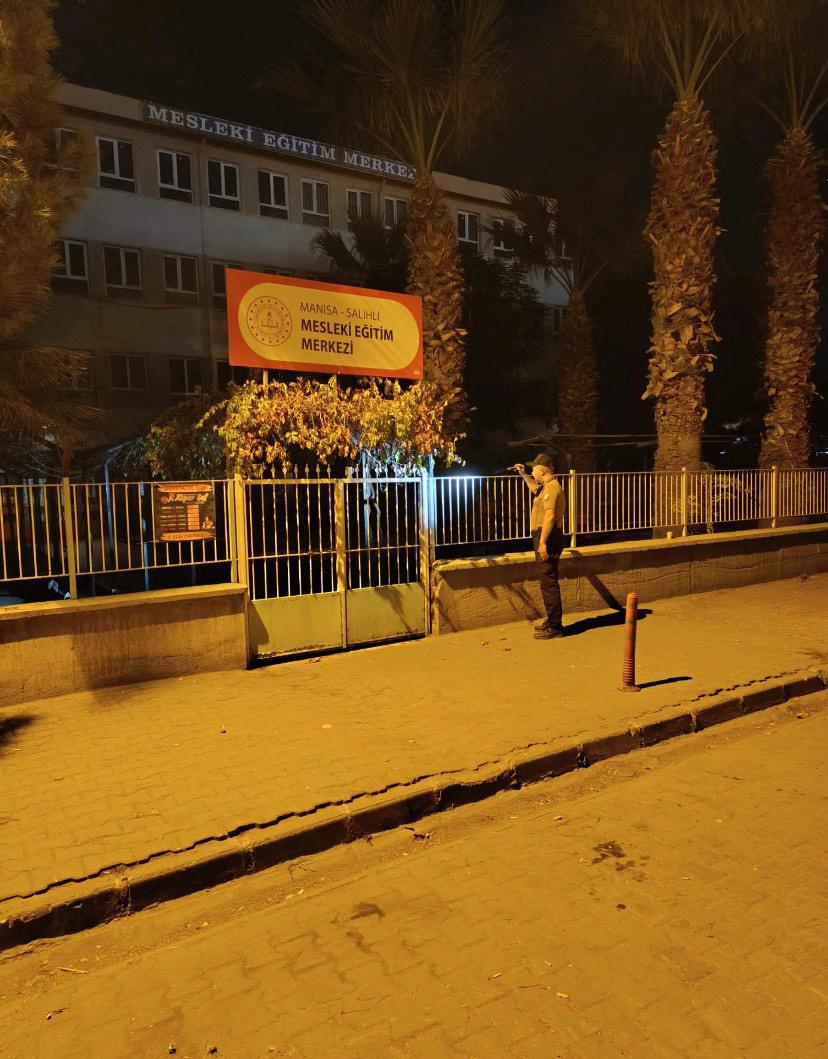 Salihlide Gece Bekcileri Ogrencilerin Guvenligi Icin Nobette (9)