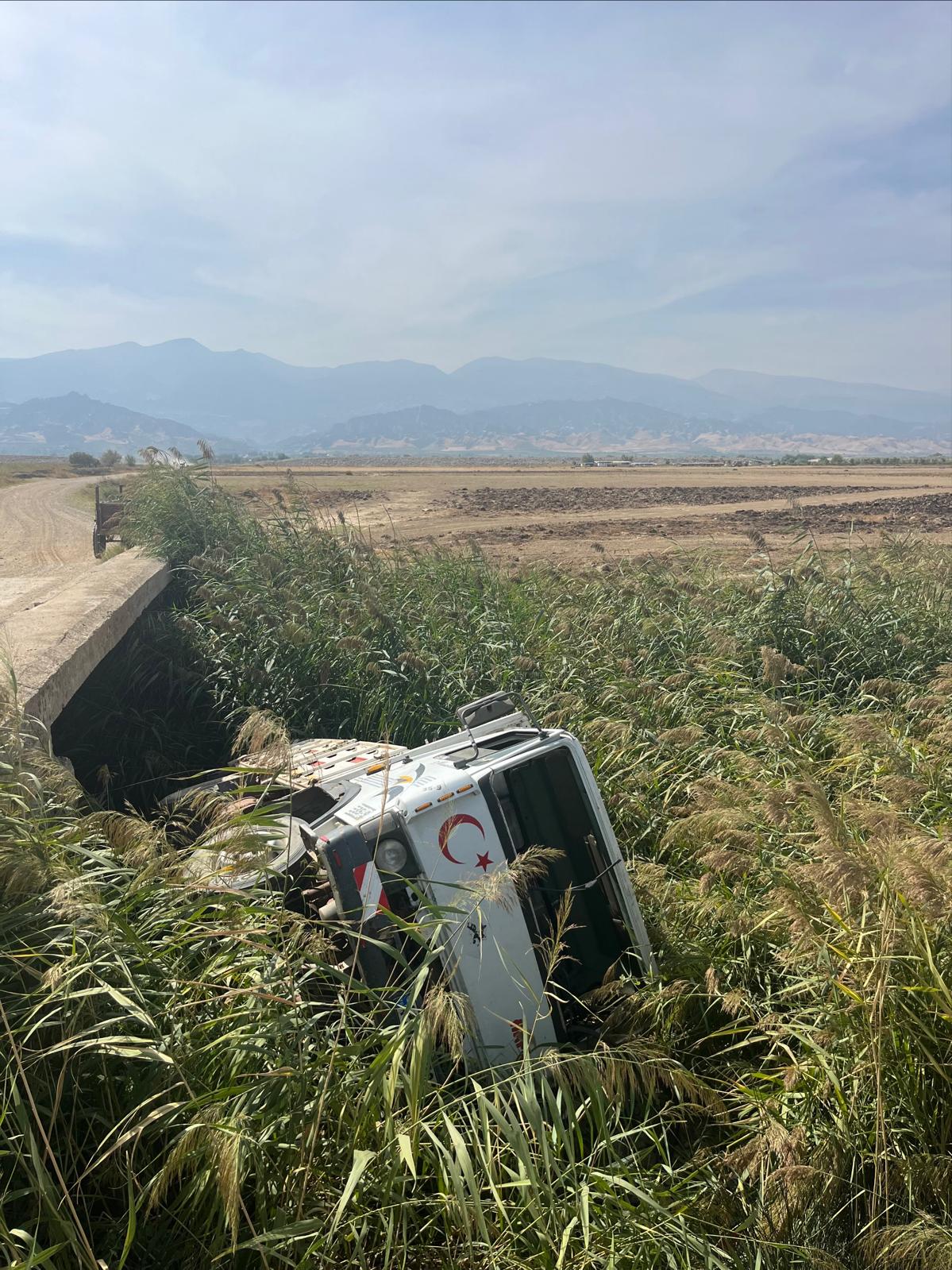 Salihlide Kamyonet Sulama Kanalina Devrildi 1 Yarali (1)