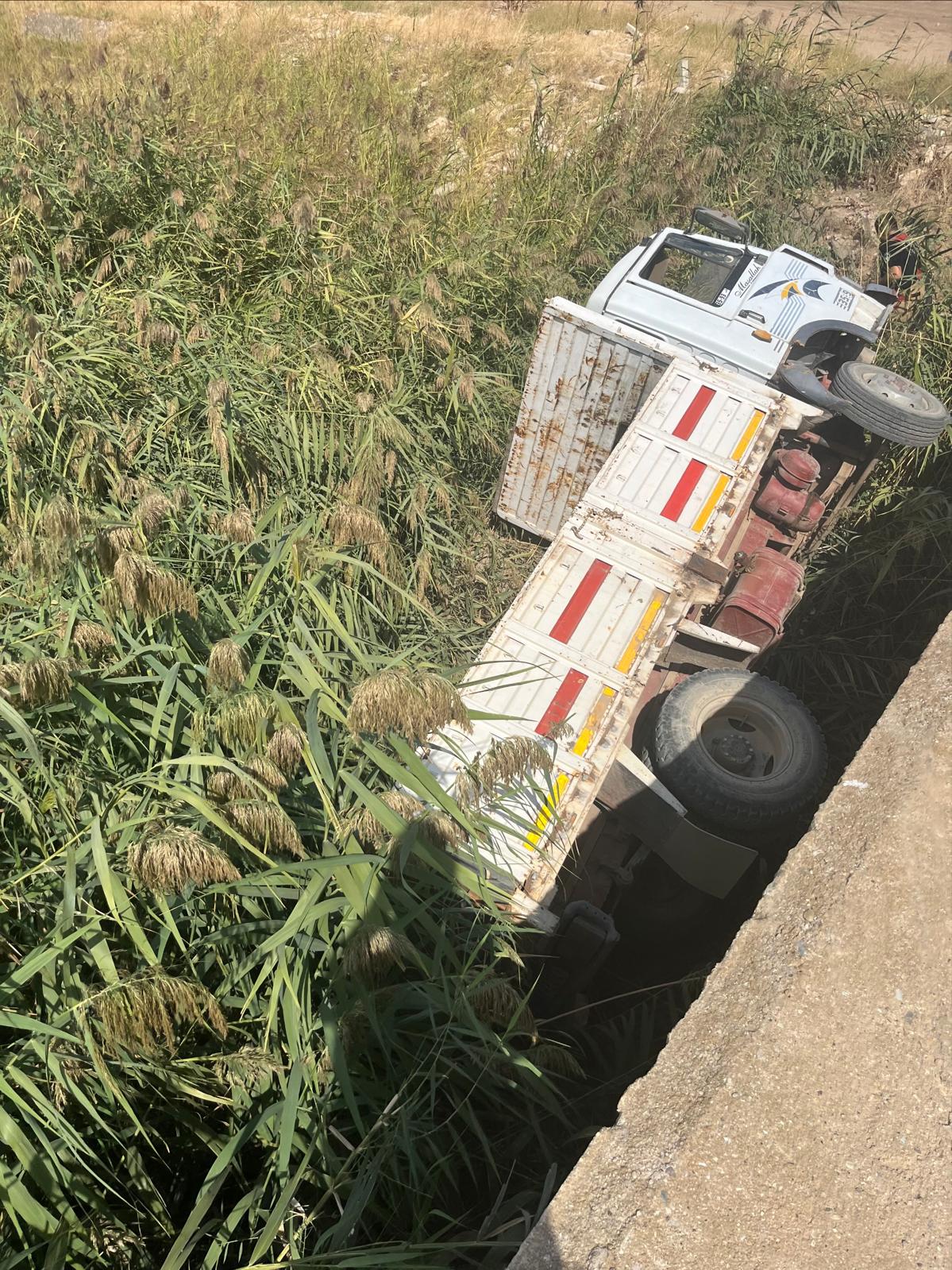 Salihlide Kamyonet Sulama Kanalina Devrildi 1 Yarali (2)