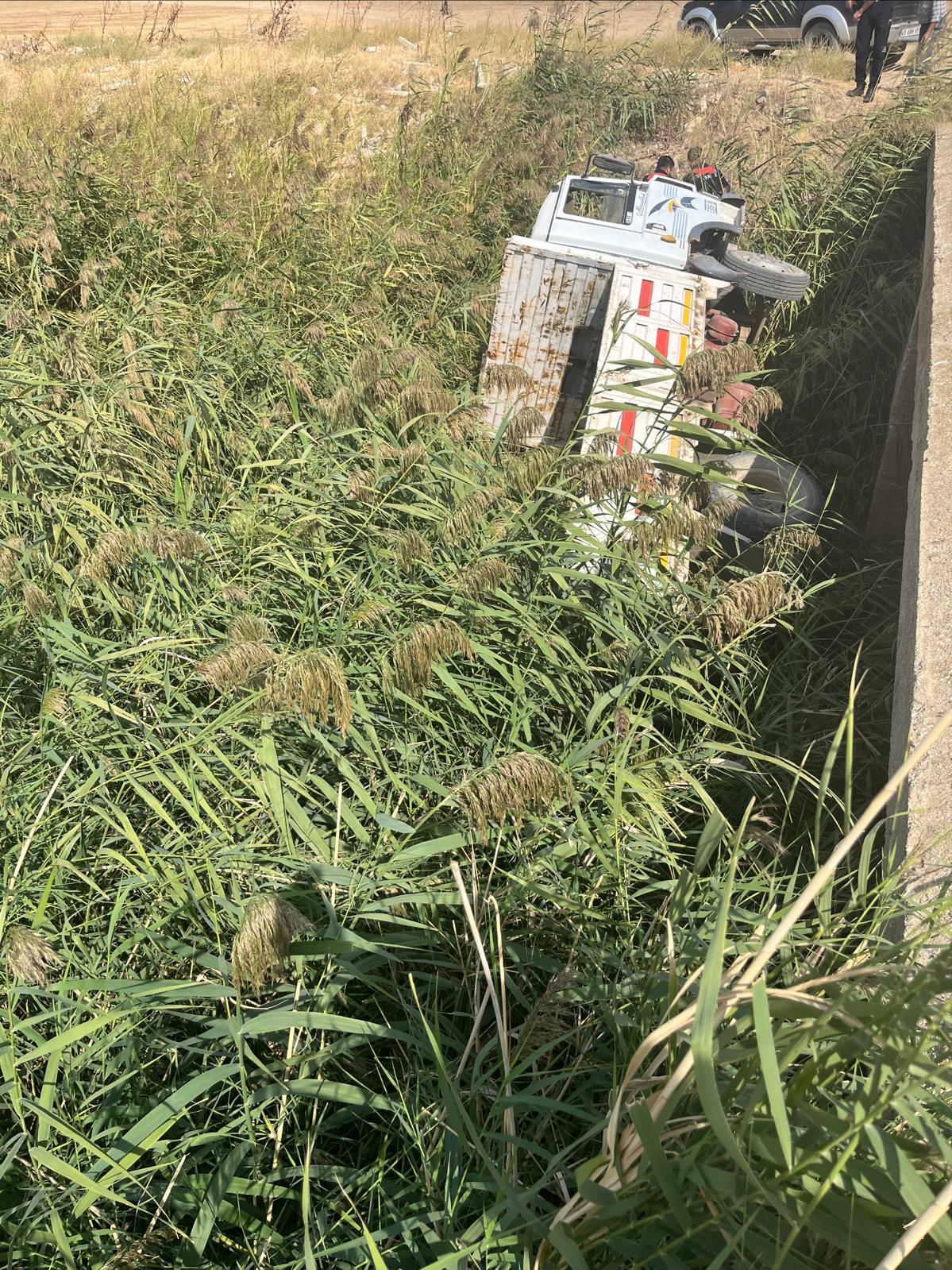 Salihlide Kamyonet Sulama Kanalina Devrildi 1 Yarali (3)