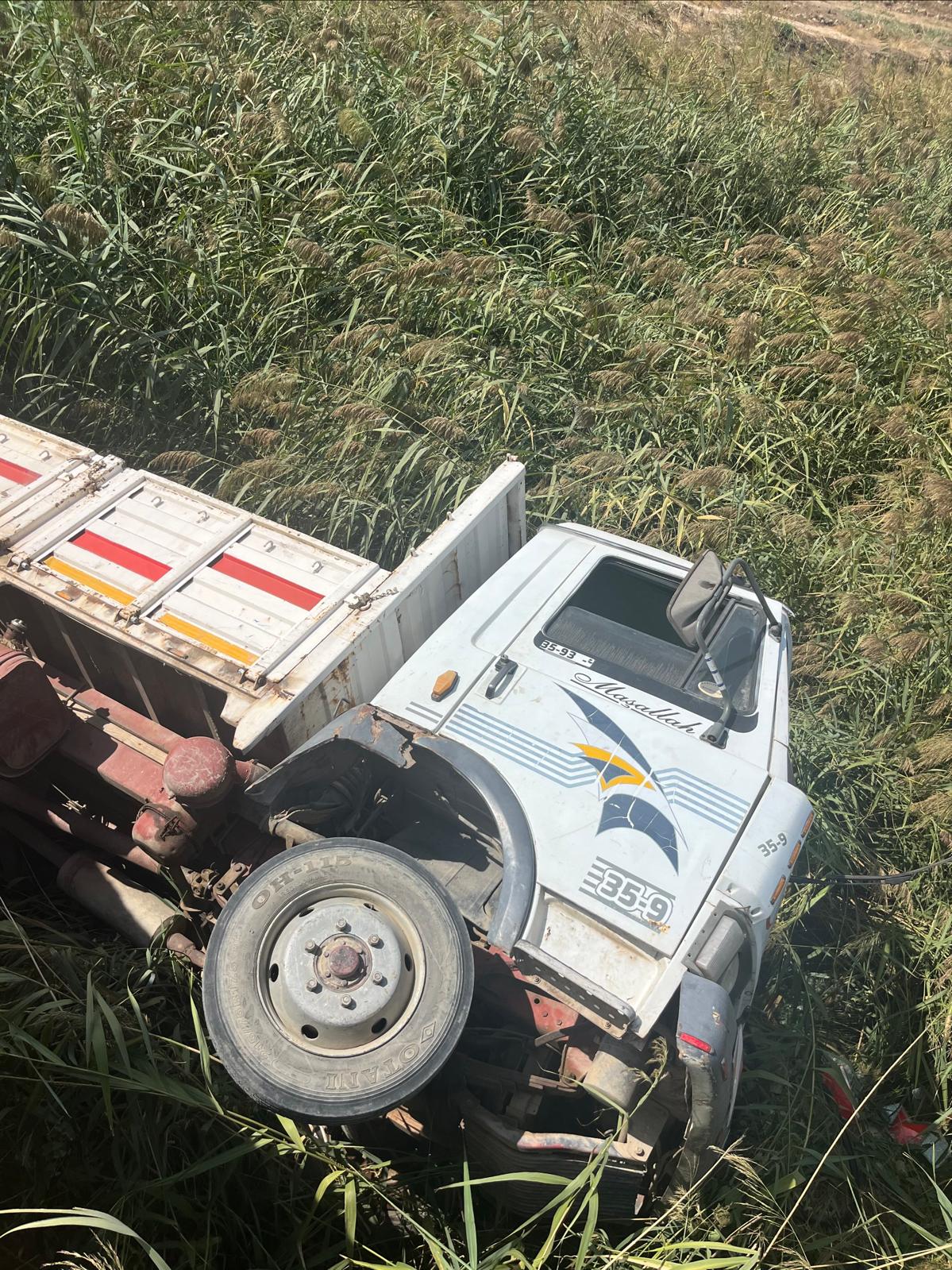 Salihlide Kamyonet Sulama Kanalina Devrildi 1 Yarali (4)