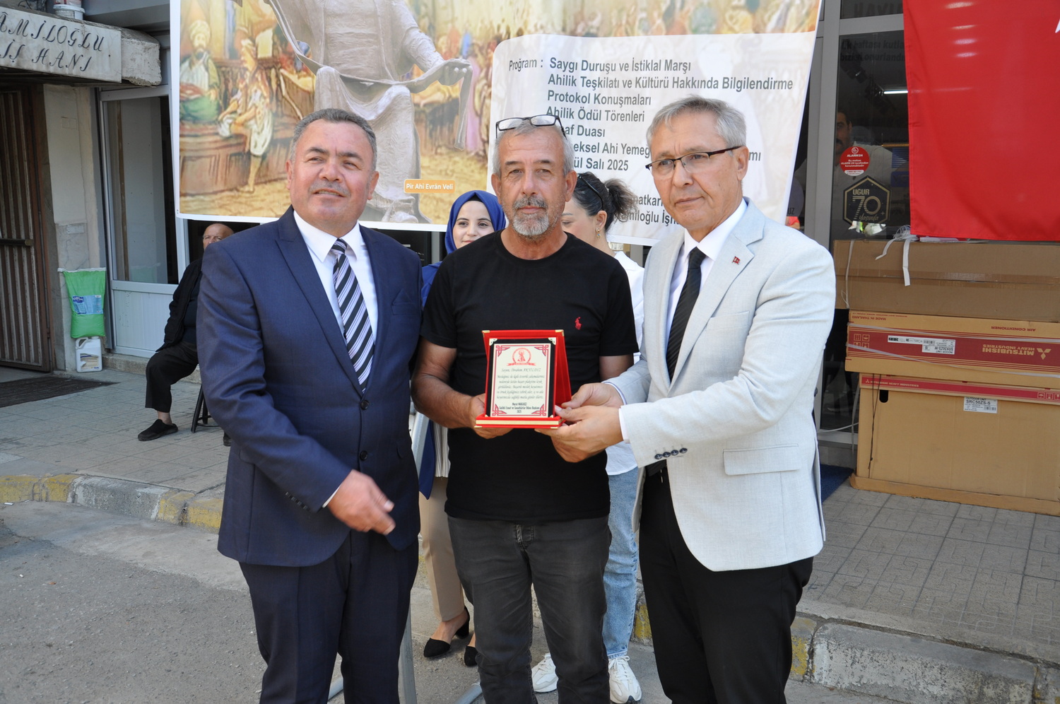 Salihlide Yilin Ahisi Belli Oldu 40 Yillik Derici Yilin Ahisi Secildi (10)