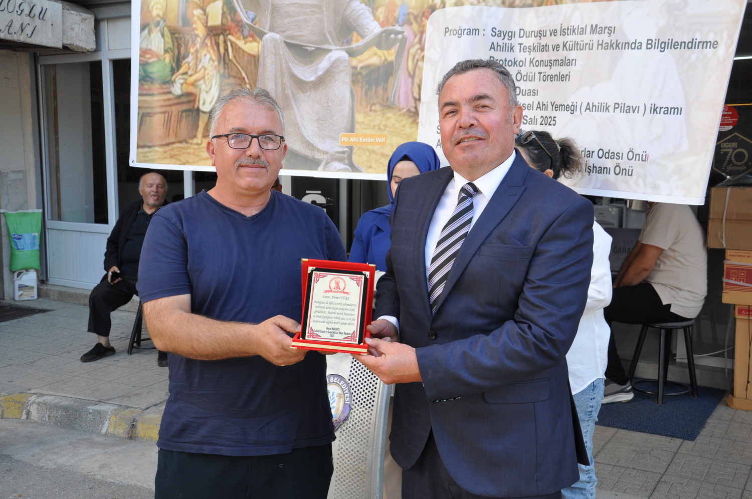 Salihlide Yilin Ahisi Belli Oldu 40 Yillik Derici Yilin Ahisi Secildi (12)