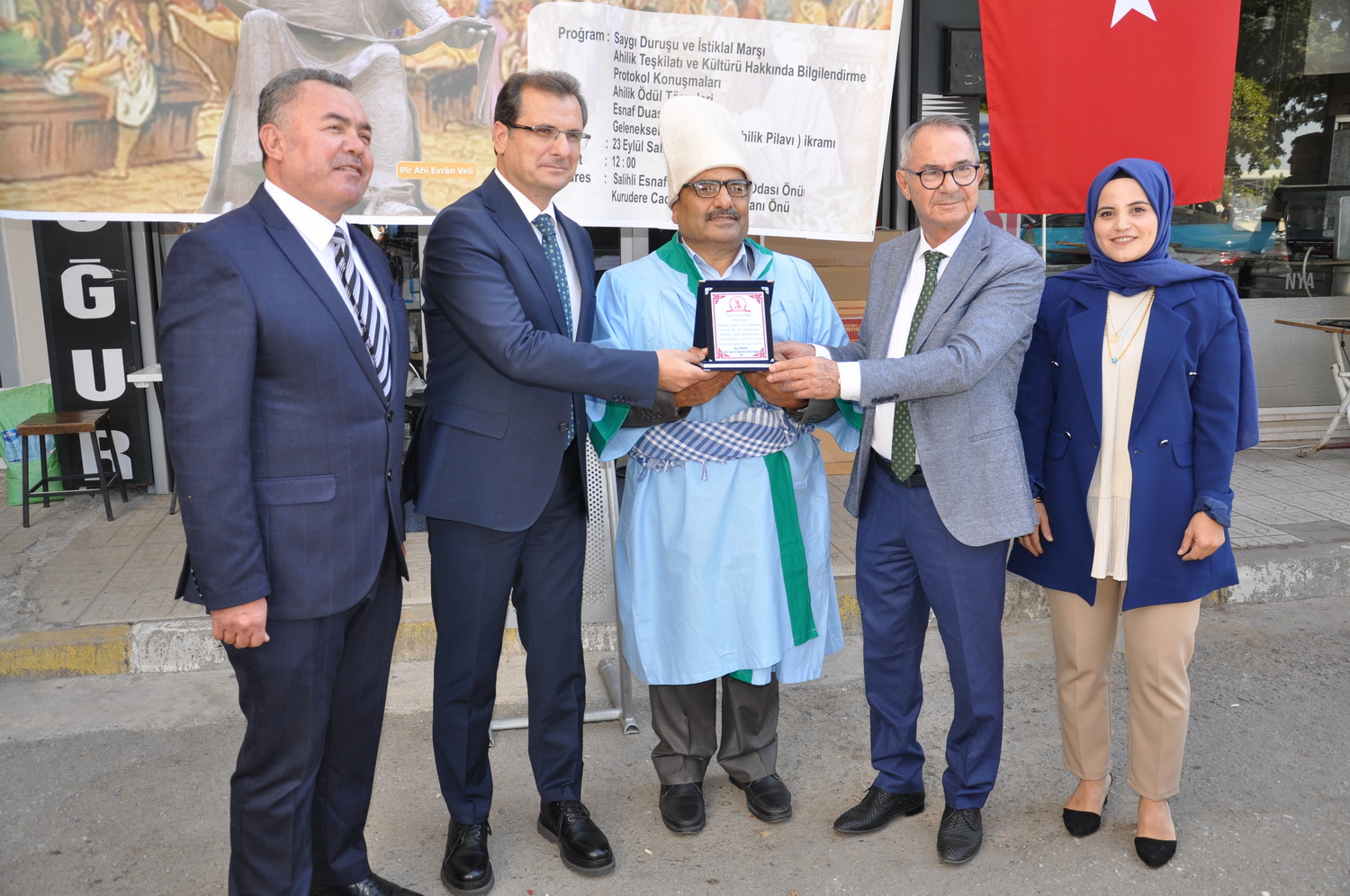 Salihlide Yilin Ahisi Belli Oldu 40 Yillik Derici Yilin Ahisi Secildi (25)