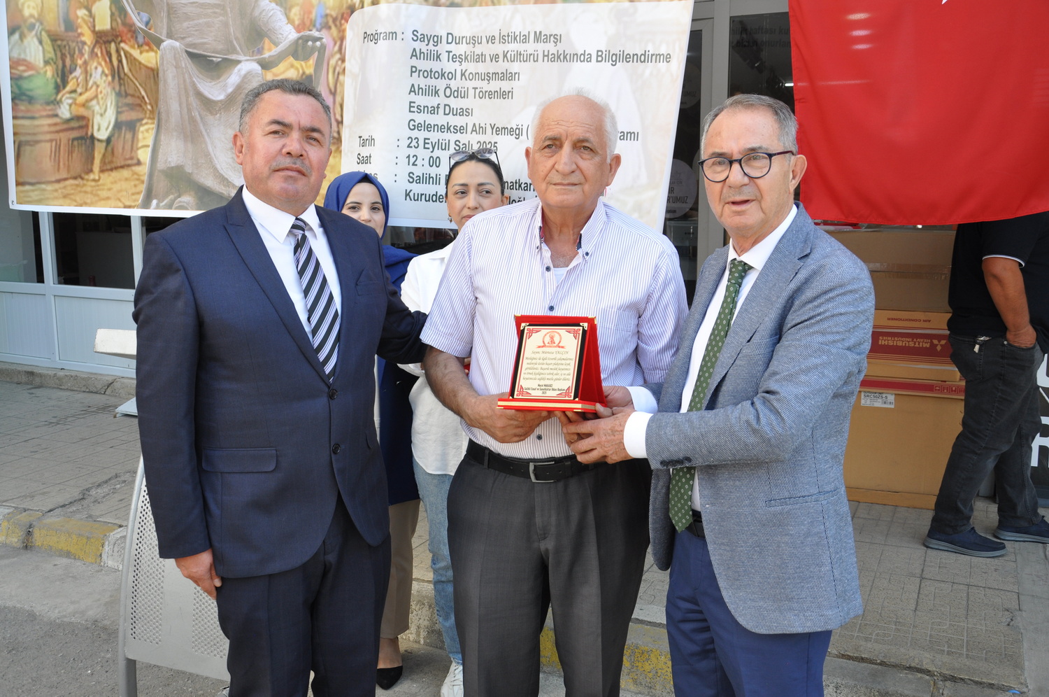 Salihlide Yilin Ahisi Belli Oldu 40 Yillik Derici Yilin Ahisi Secildi (3)