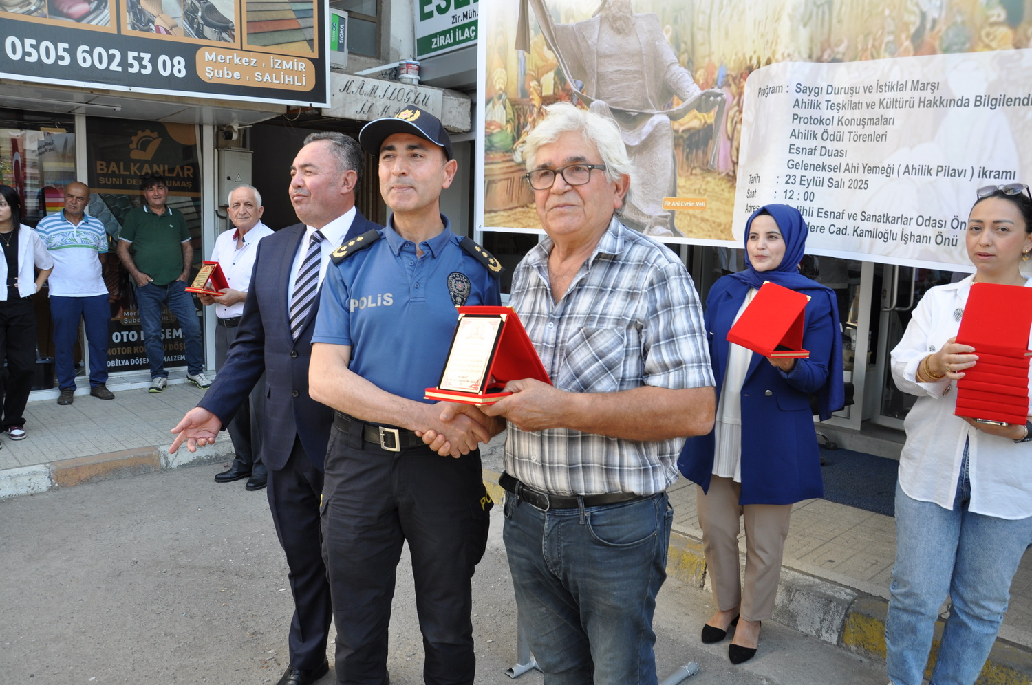 Salihlide Yilin Ahisi Belli Oldu 40 Yillik Derici Yilin Ahisi Secildi (4)
