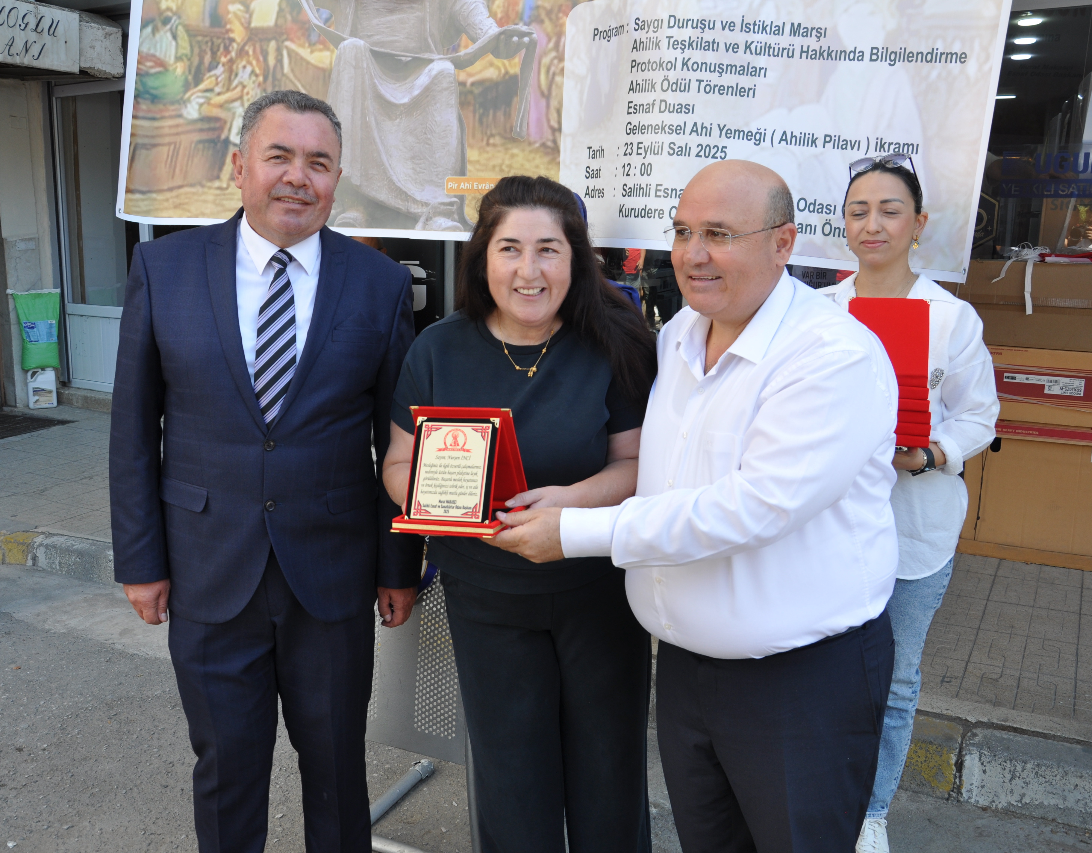 Salihlide Yilin Ahisi Belli Oldu 40 Yillik Derici Yilin Ahisi Secildi (6)