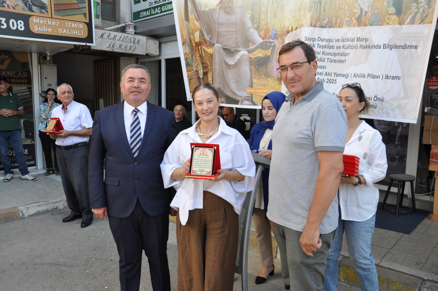 Salihlide Yilin Ahisi Belli Oldu 40 Yillik Derici Yilin Ahisi Secildi (7)