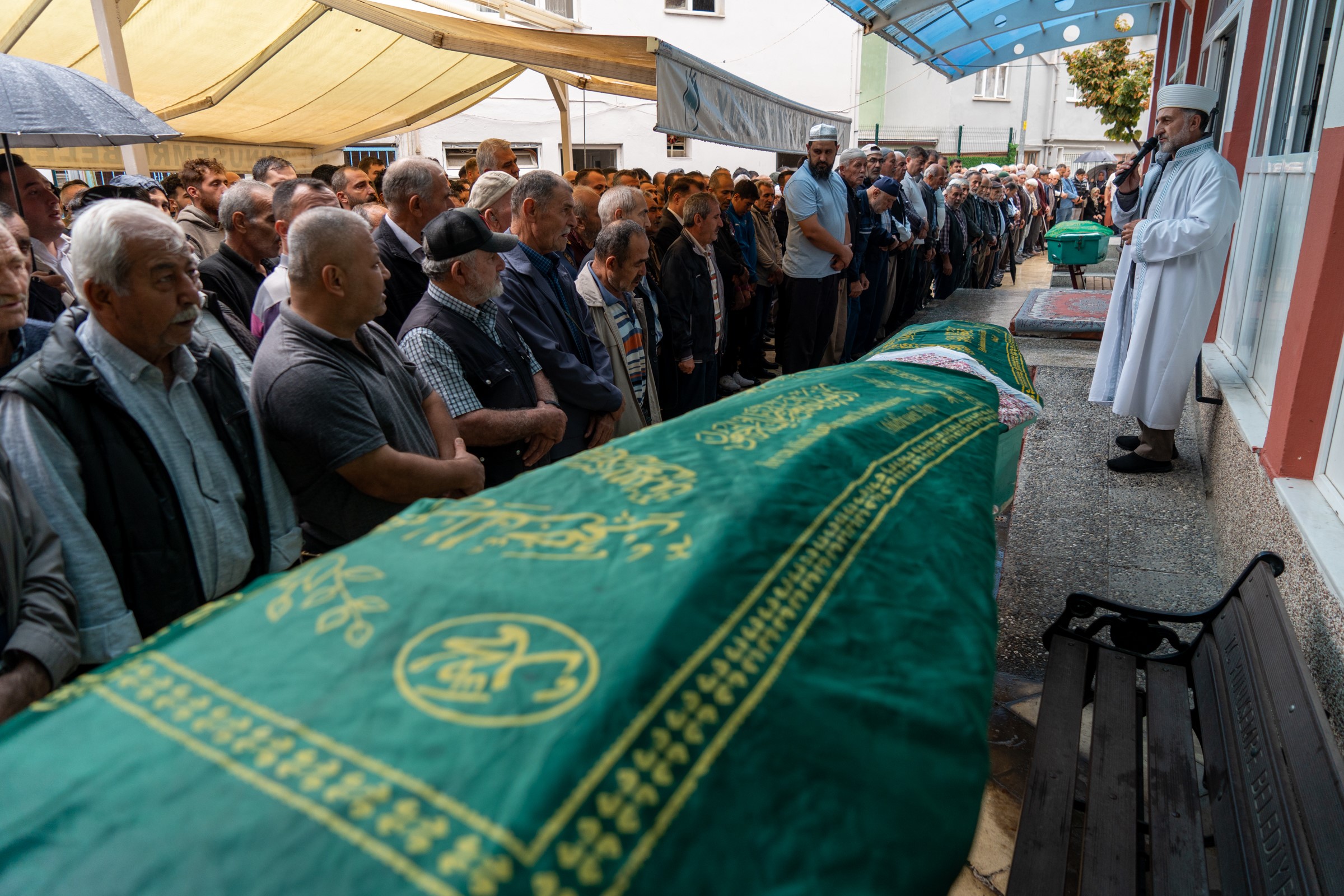 Salihli’deki Katliam Gibi Kazada Acı Veda! Hayatını Kaybeden 5 Kişi Toprağa Verildi (1)-1