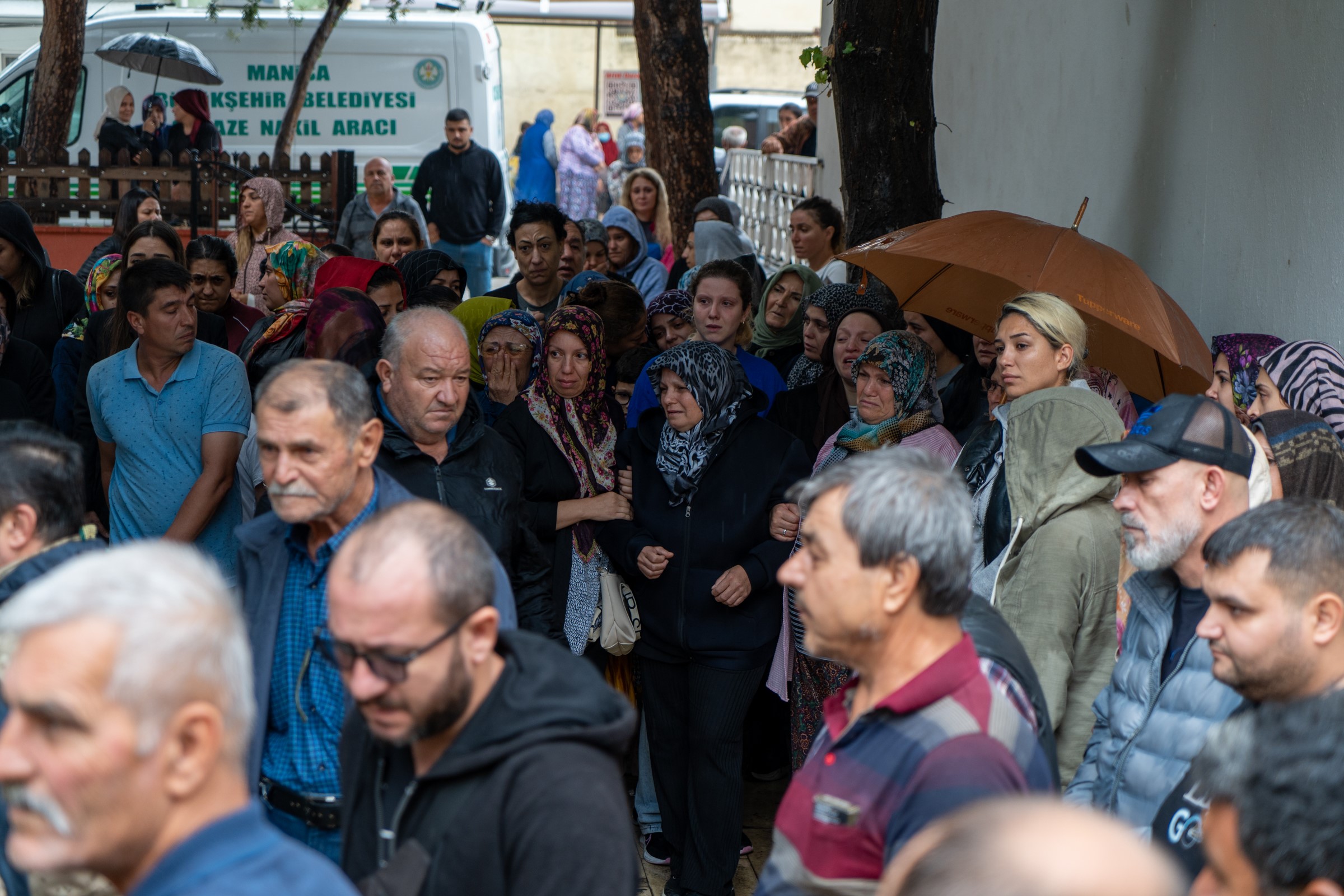 Salihli’deki Katliam Gibi Kazada Acı Veda! Hayatını Kaybeden 5 Kişi Toprağa Verildi (10)