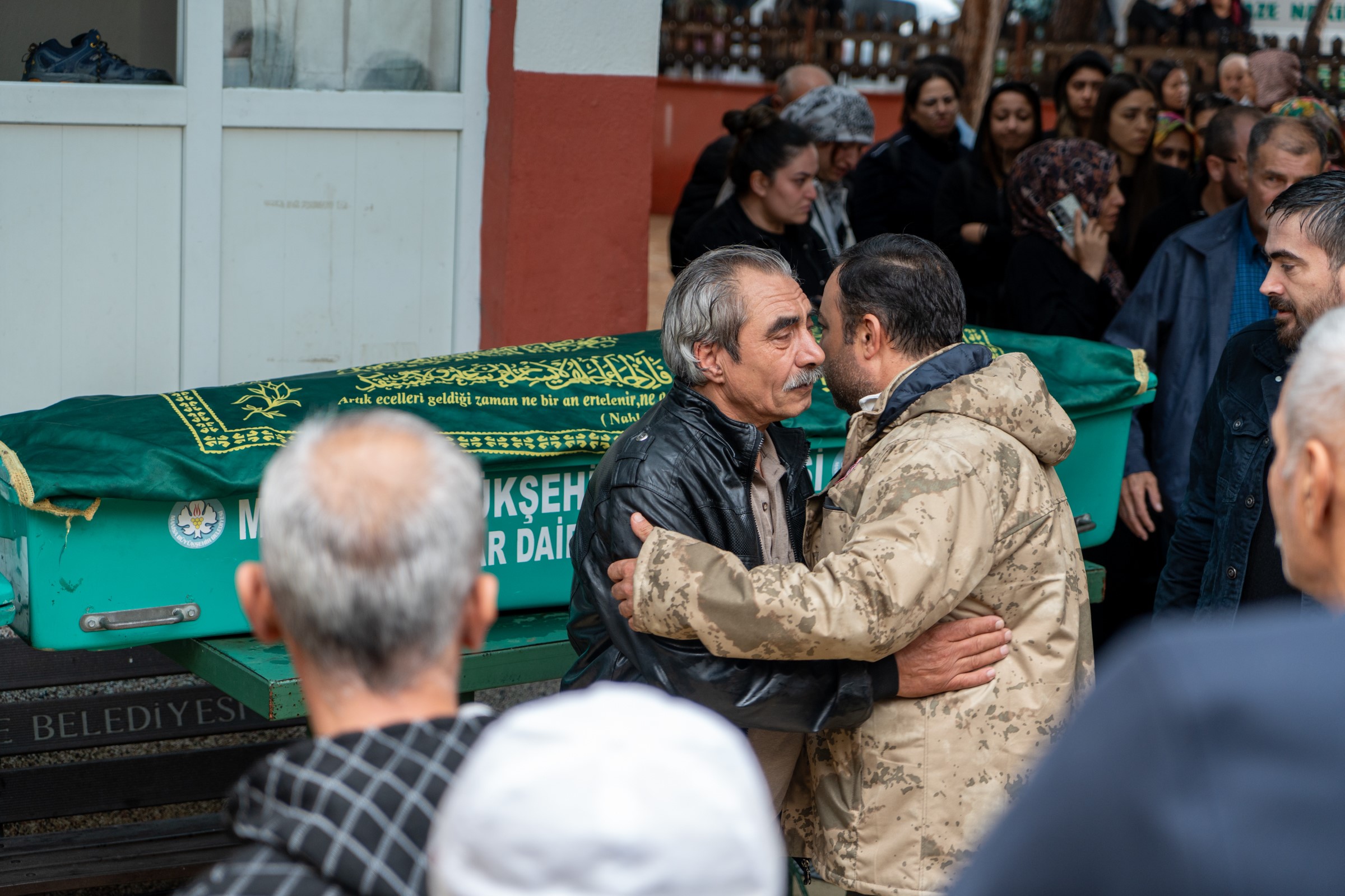 Salihli’deki Katliam Gibi Kazada Acı Veda! Hayatını Kaybeden 5 Kişi Toprağa Verildi (11)