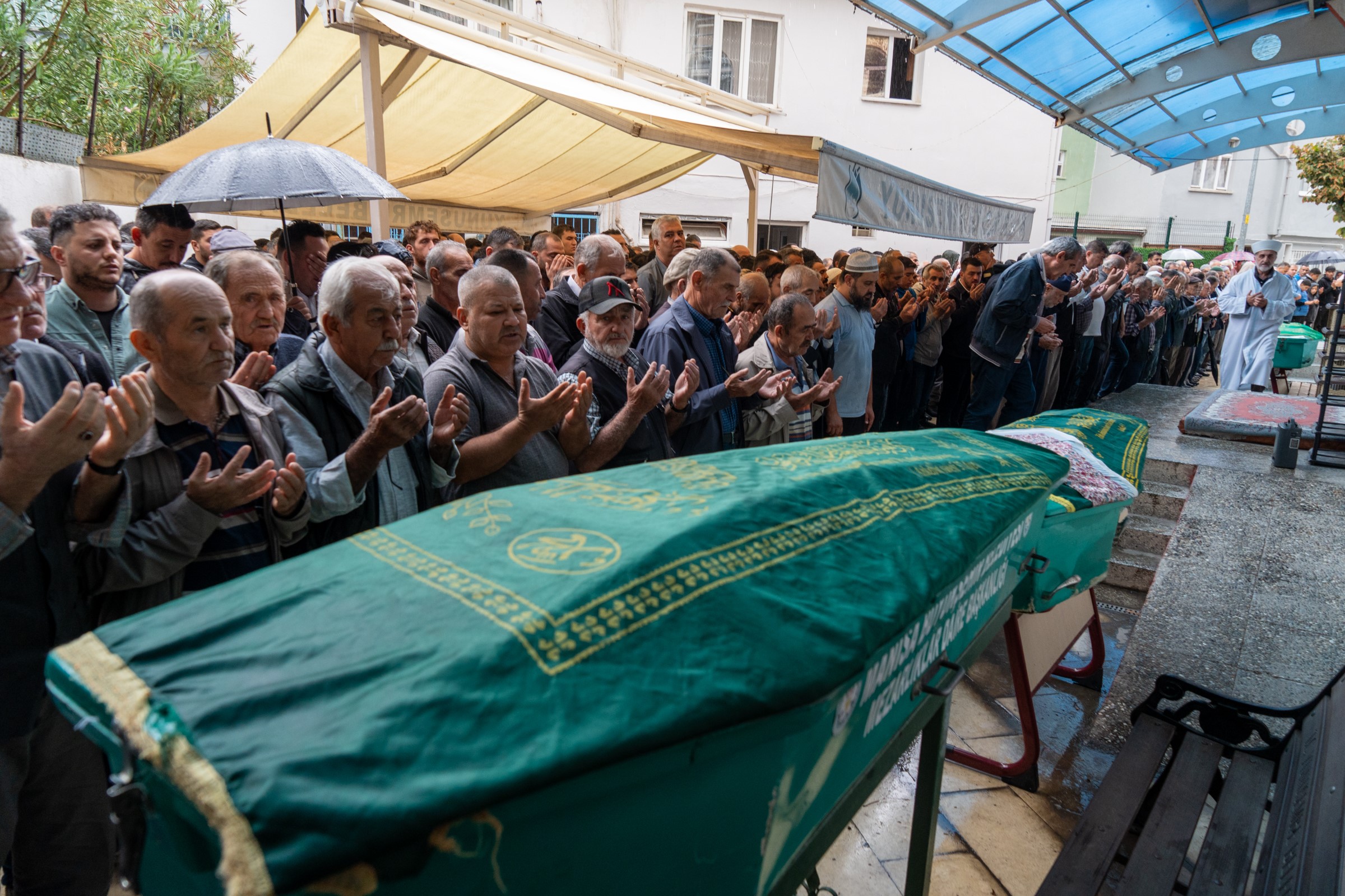 Salihli’deki Katliam Gibi Kazada Acı Veda! Hayatını Kaybeden 5 Kişi Toprağa Verildi (6)