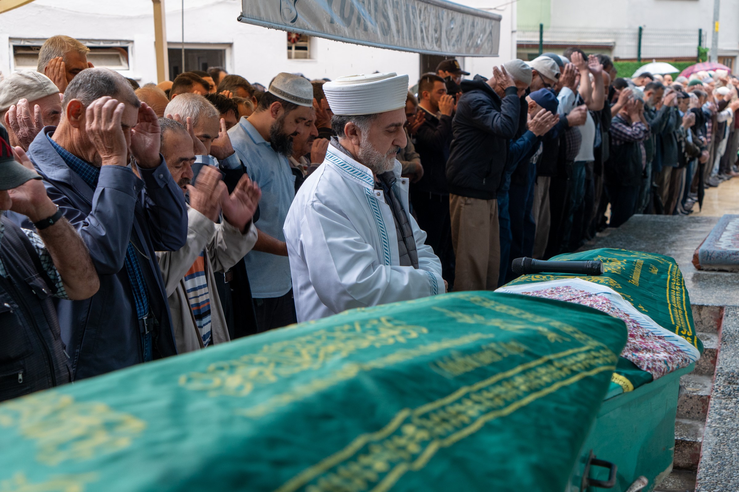 Salihli’deki Katliam Gibi Kazada Acı Veda! Hayatını Kaybeden 5 Kişi Toprağa Verildi (7)