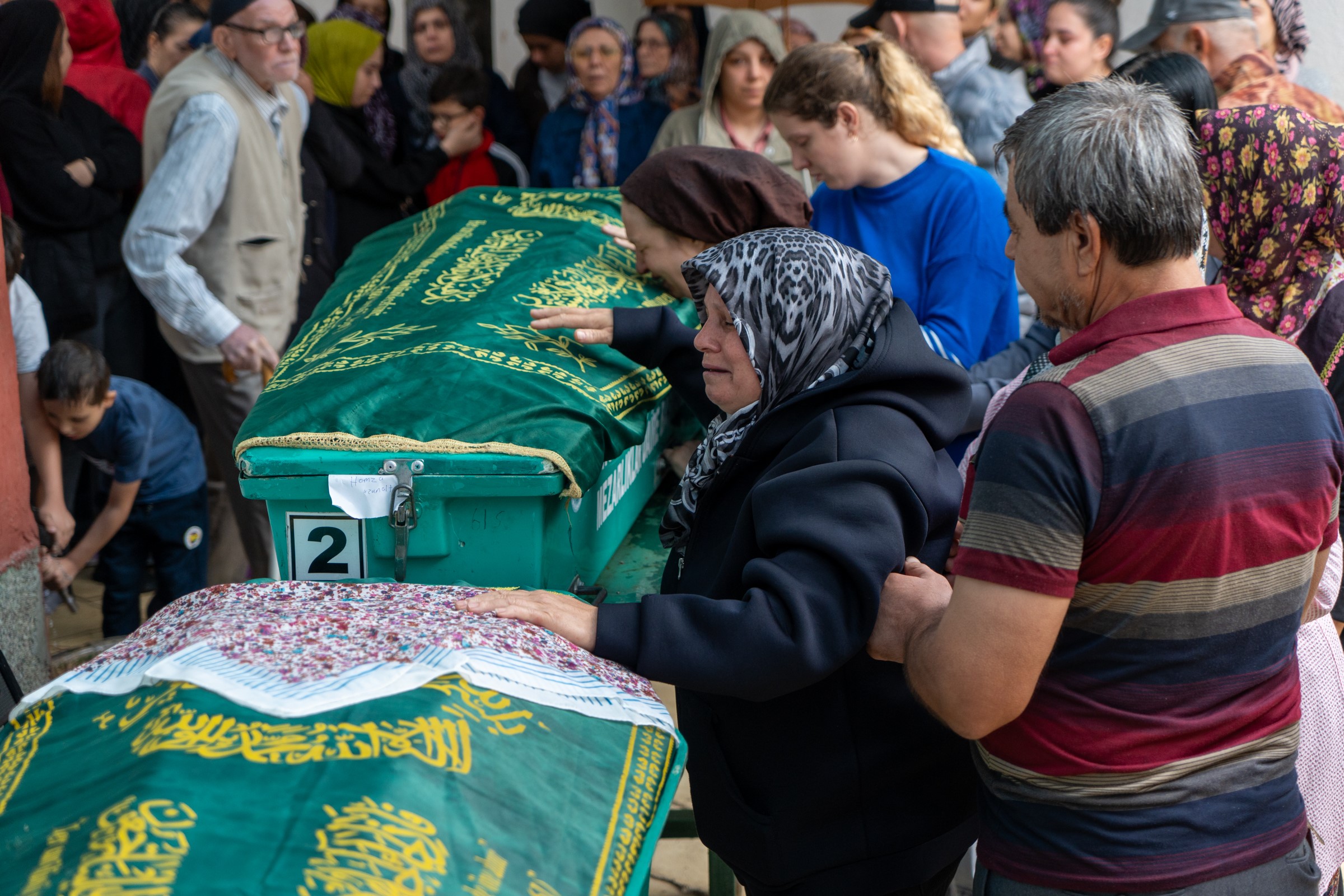 Salihli’deki Katliam Gibi Kazada Acı Veda! Hayatını Kaybeden 5 Kişi Toprağa Verildi (9)