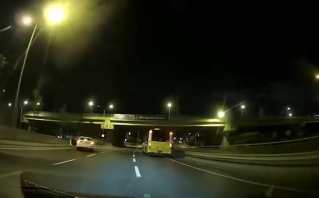 Saniye Saniye Kamerada Kontrolden Çıkan Otomobil Otobüslere Çarptı (2)