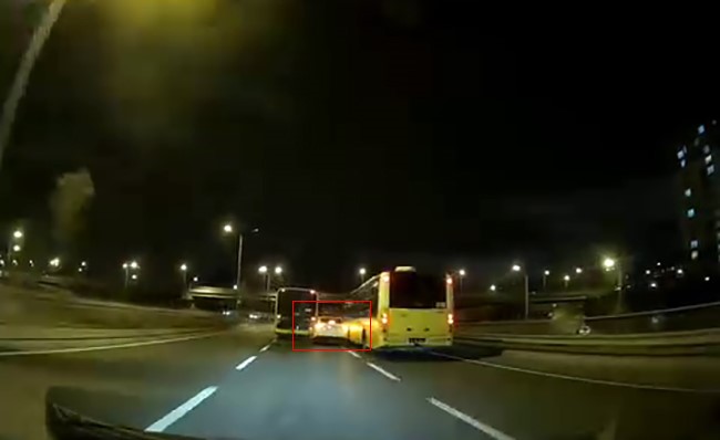 Saniye Saniye Kamerada Kontrolden Çıkan Otomobil Otobüslere Çarptı (3)