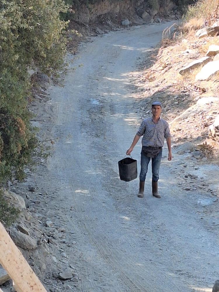 Sarigollu Ureticilerden Dayanisma Ornegi 400 Metrelik Dere Yatagini Betonladilar (2)