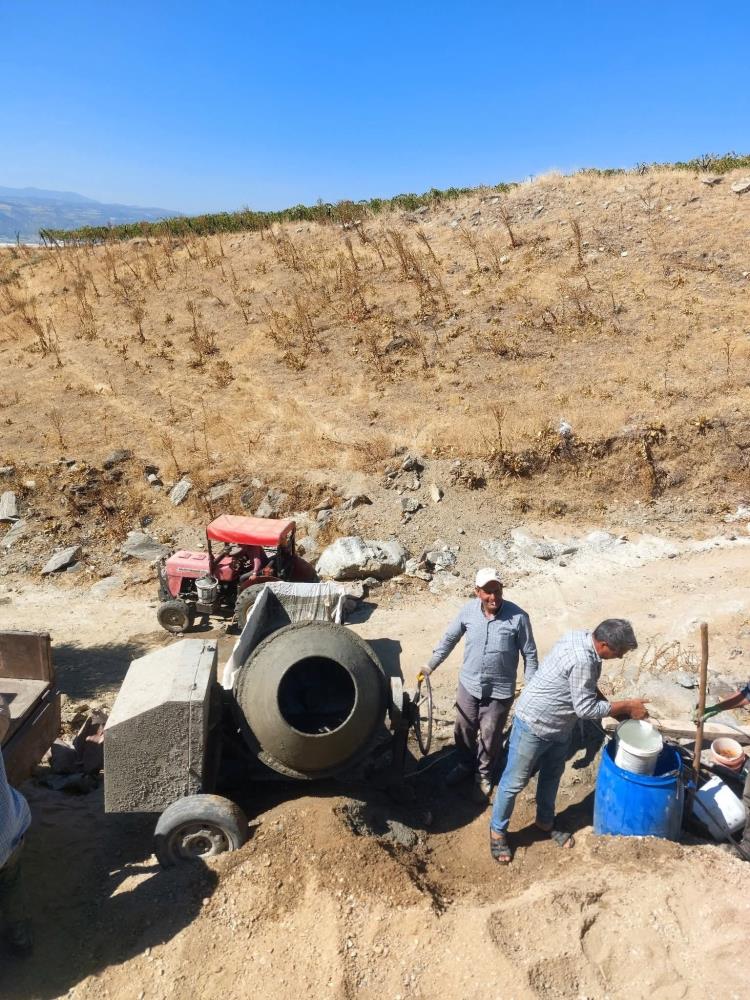 Sarigollu Ureticilerden Dayanisma Ornegi 400 Metrelik Dere Yatagini Betonladilar (4)