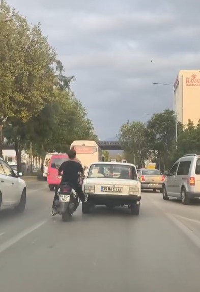 Sosyal Medyayı Sallayan Görüntü Genç Motosiklet Sürücüsü Yolda Kalan Aracı Tek Ayağıyla Itti (2)