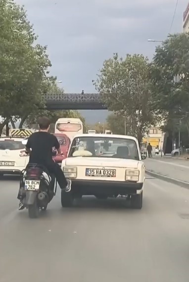 Sosyal Medyayı Sallayan Görüntü Genç Motosiklet Sürücüsü Yolda Kalan Aracı Tek Ayağıyla Itti (3)