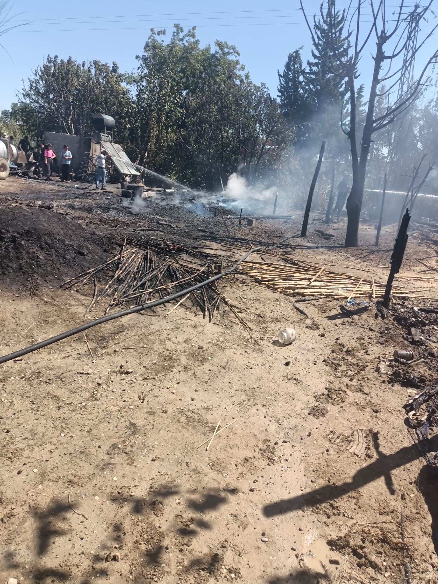 Tarım Işçilerini Korkutan Yangın 4 Çadır Kullanılamaz Hale Geldi (2)