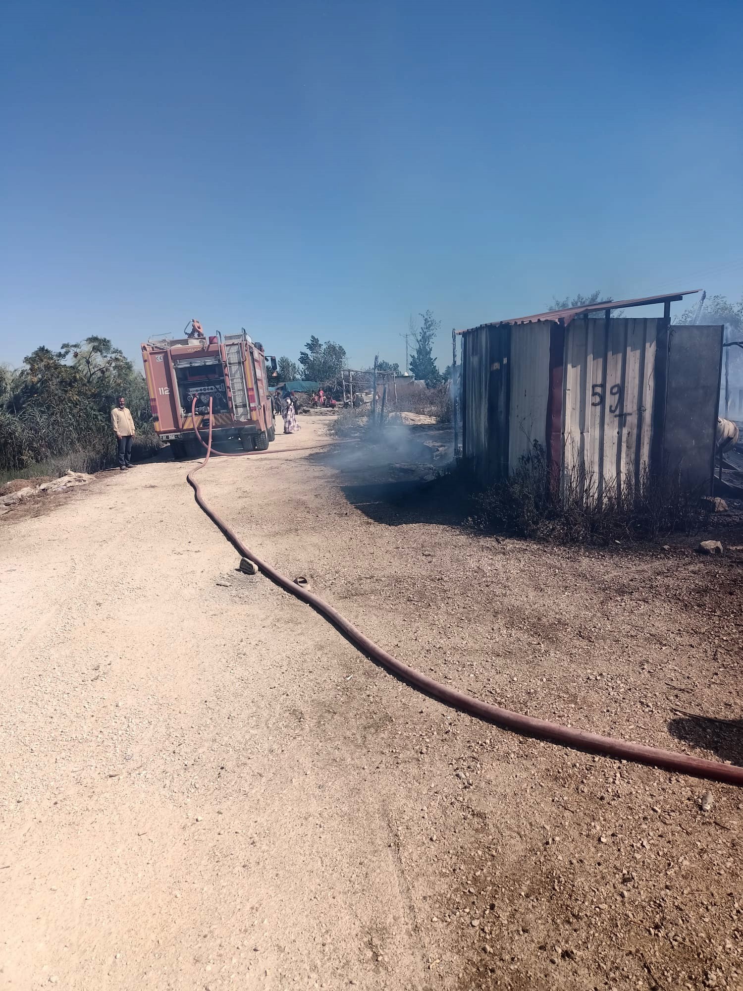 Tarım Işçilerini Korkutan Yangın 4 Çadır Kullanılamaz Hale Geldi (3)