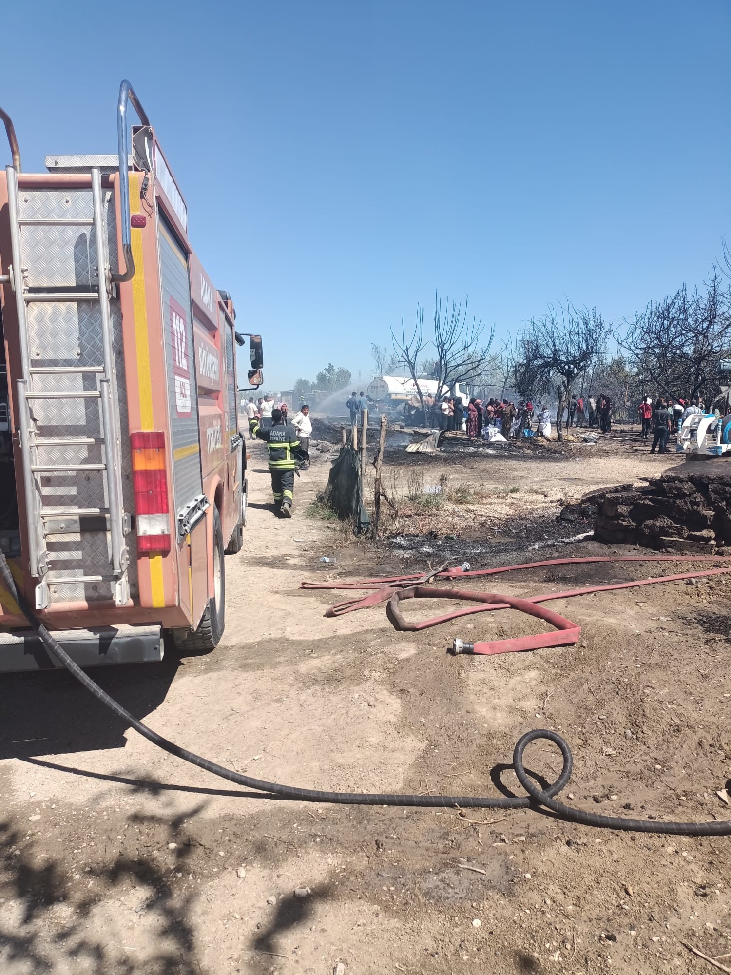 Tarım Işçilerini Korkutan Yangın 4 Çadır Kullanılamaz Hale Geldi (4)