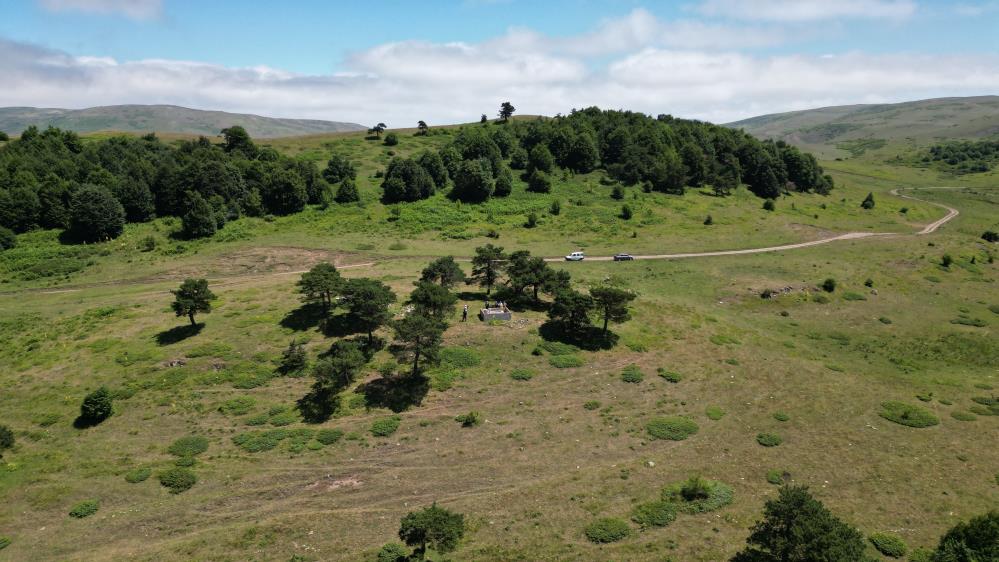 Yalniz Cam Turbesi Asirlardir Ziyaretcilerini Agirliyor (4)