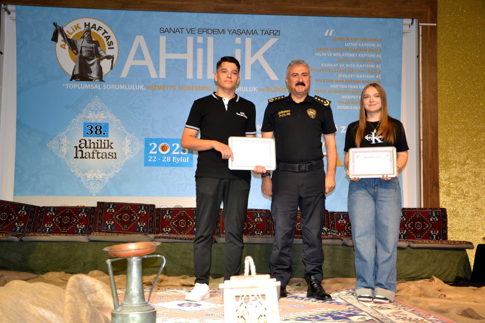 Yilin Enlerinde Ilk Kez Onur Odulleri Verildi Manisada Yilin Ciragi Odulu Salihliye Ge (1)