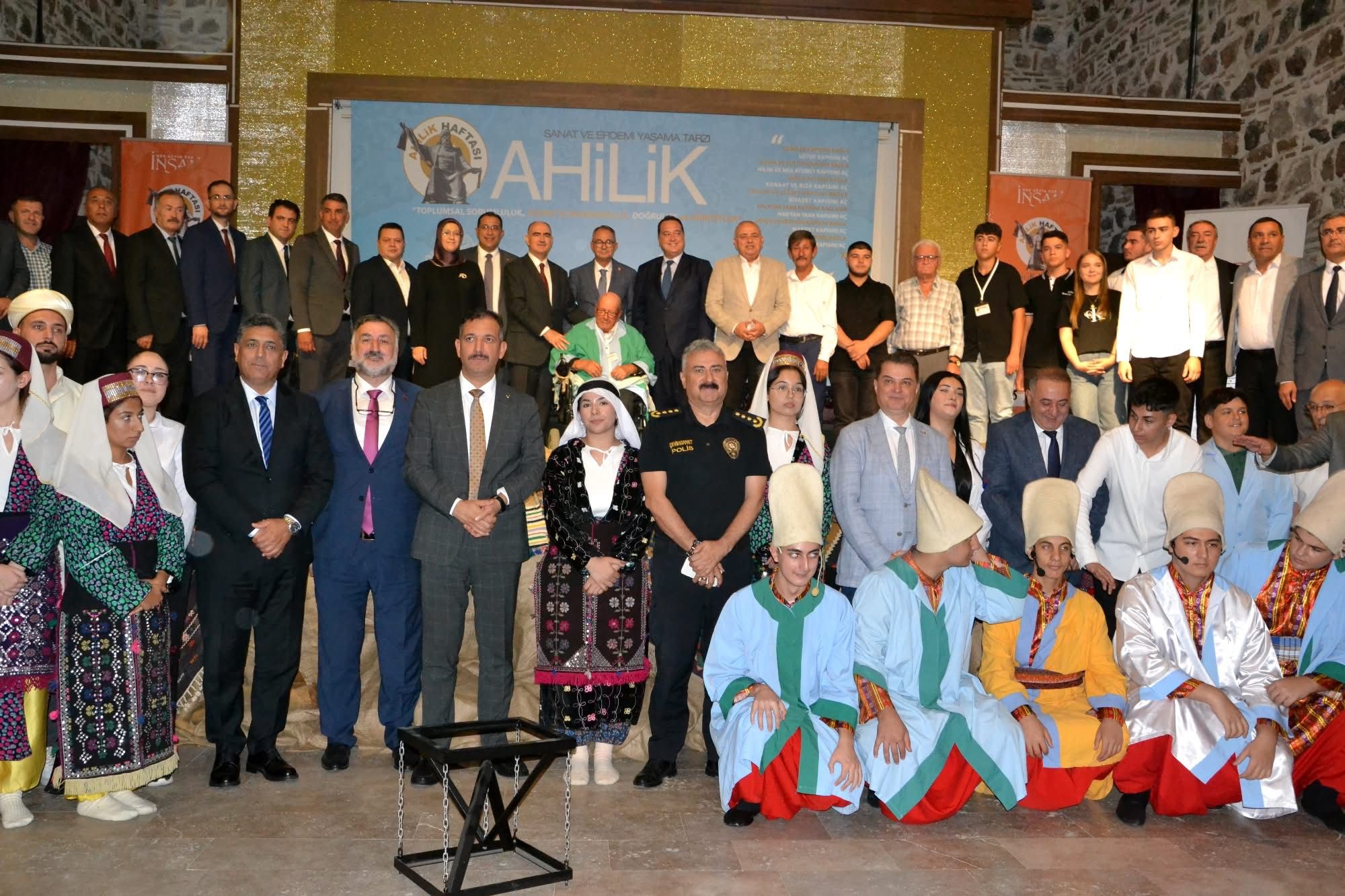 Yilin Enlerinde Ilk Kez Onur Odulleri Verildi Manisada Yilin Ciragi Odulu Salihliye Ge (4)