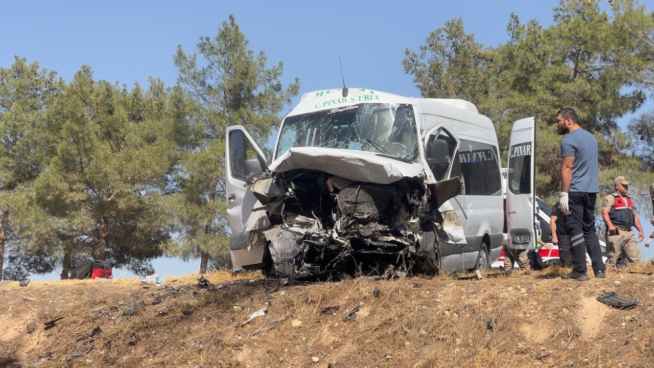 Yolcu Minibüsüyle Çarpışan Otomobil Alev Topuna Döndü 20 Yaşındaki Sürücü Yanarak Öldü, 14 Kişi Yaralandı (3)
