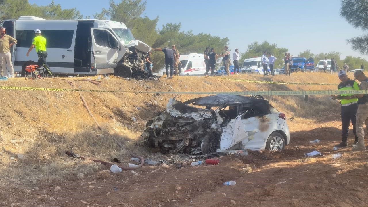 Yolcu Minibüsüyle Çarpışan Otomobil Alev Topuna Döndü 20 Yaşındaki Sürücü Yanarak Öldü, 14 Kişi Yaralandı (4)