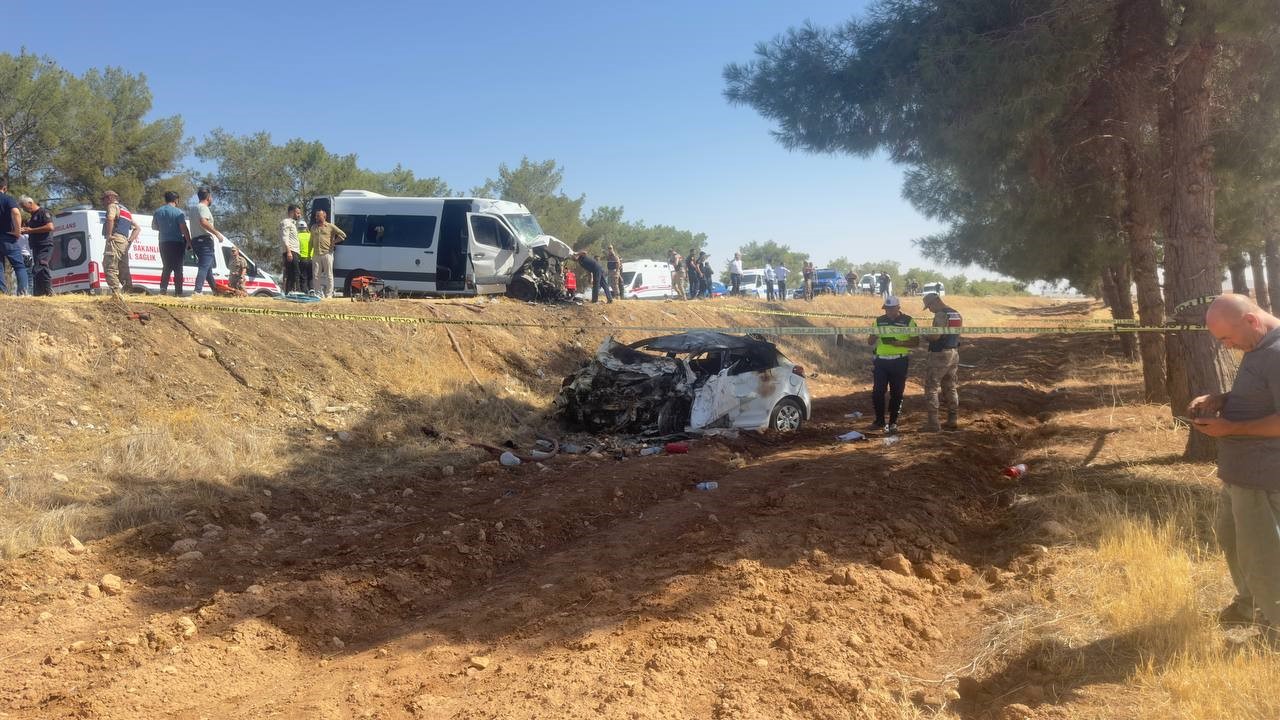 Yolcu Minibüsüyle Çarpışan Otomobil Alev Topuna Döndü 20 Yaşındaki Sürücü Yanarak Öldü, 14 Kişi Yaralandı (5)