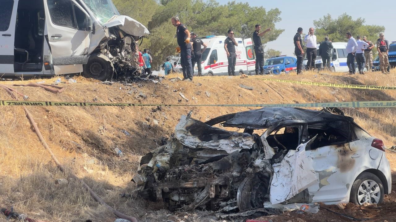 Yolcu Minibüsüyle Çarpışan Otomobil Alev Topuna Döndü 20 Yaşındaki Sürücü Yanarak Öldü, 14 Kişi Yaralandı (6)