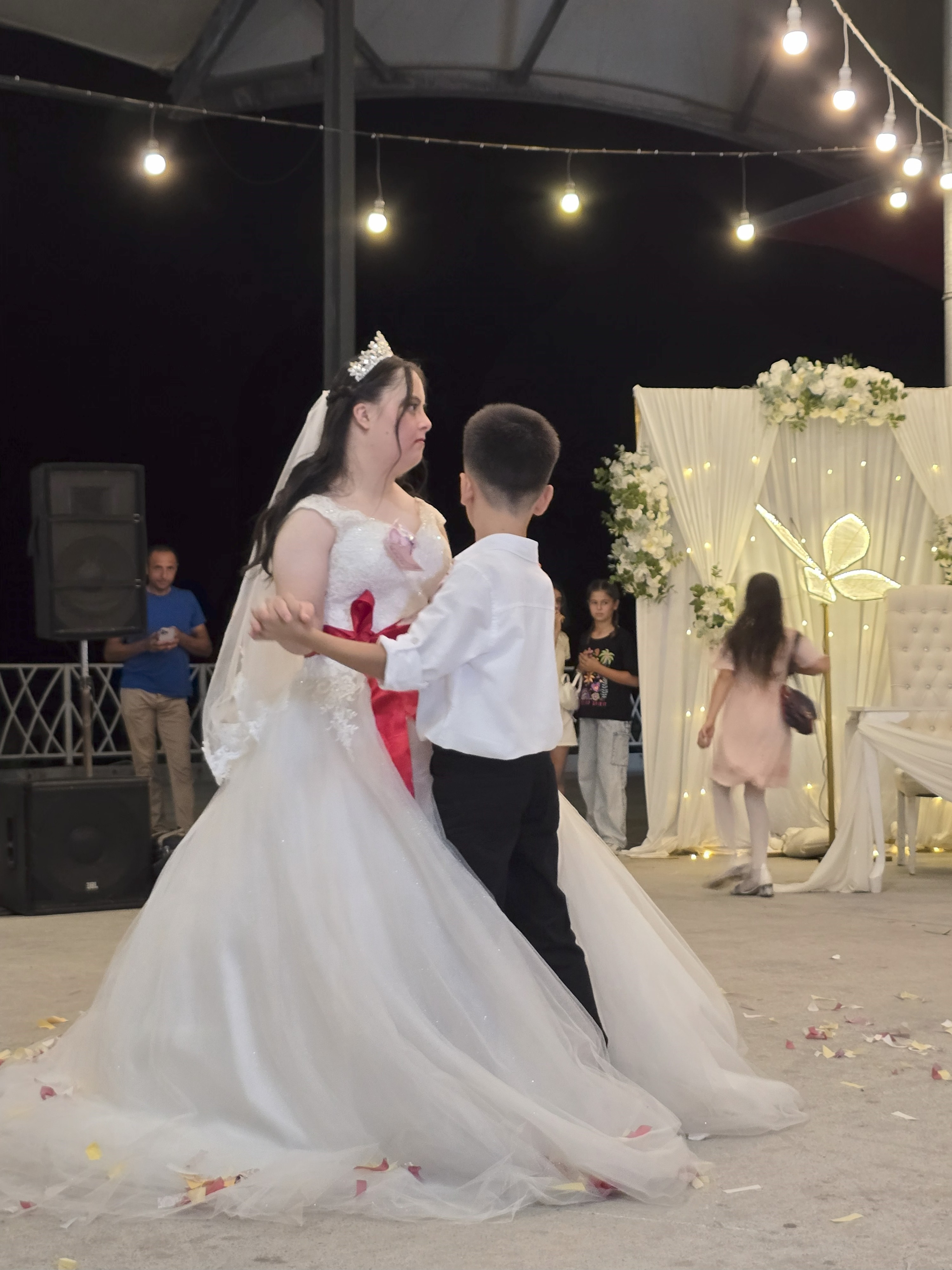 Yürekleri Isıtan Anlar Down Sendromlu Gülsüm’ün Gelinlik Hayali Gerçek Oldu (3)