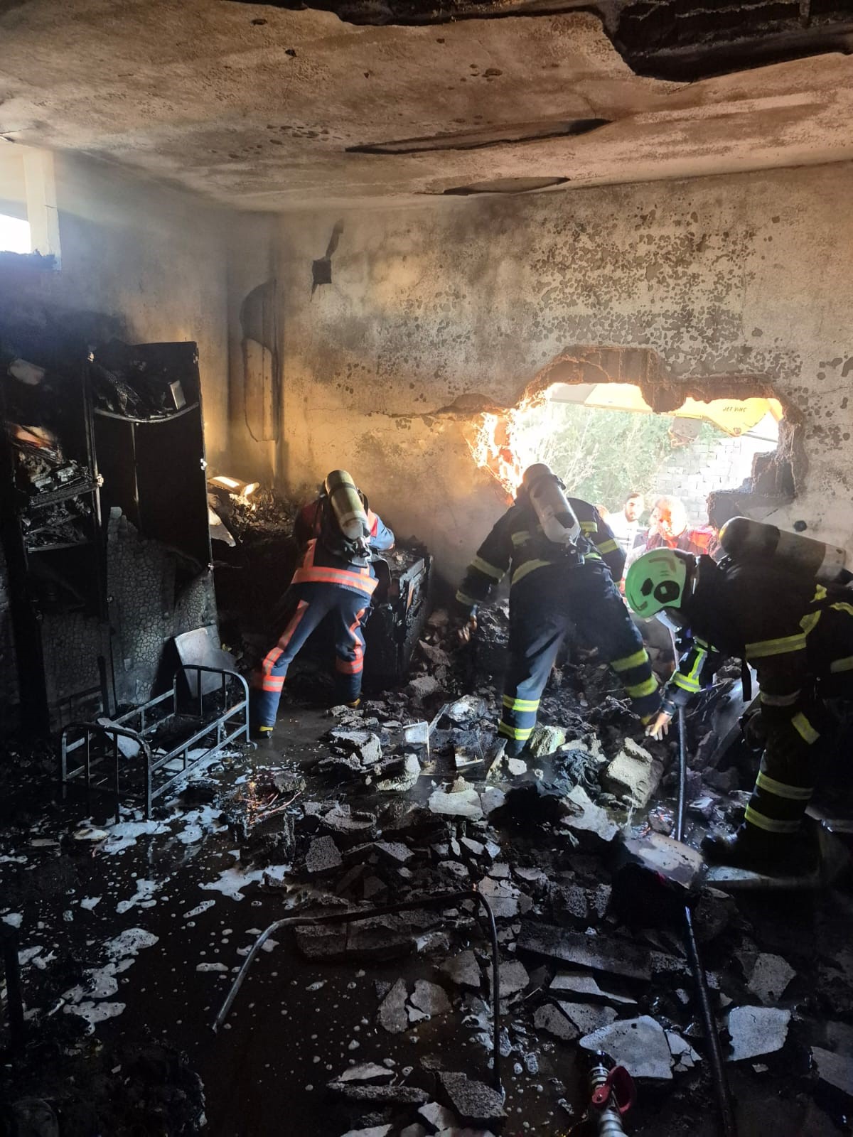 3 Katlı Evde Çıkan Yangın Faciaya Dönüştü 1 Ölü, Çok Sayıda Yaralı (2)