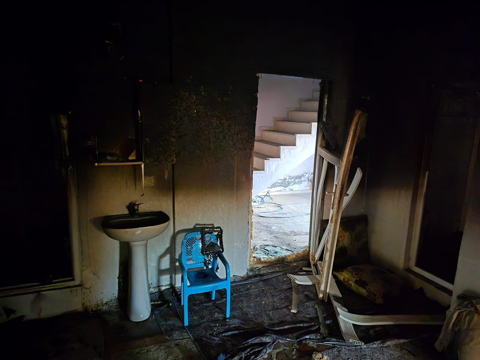 3 Katlı Evde Çıkan Yangın Faciaya Dönüştü 1 Ölü, Çok Sayıda Yaralı (3)