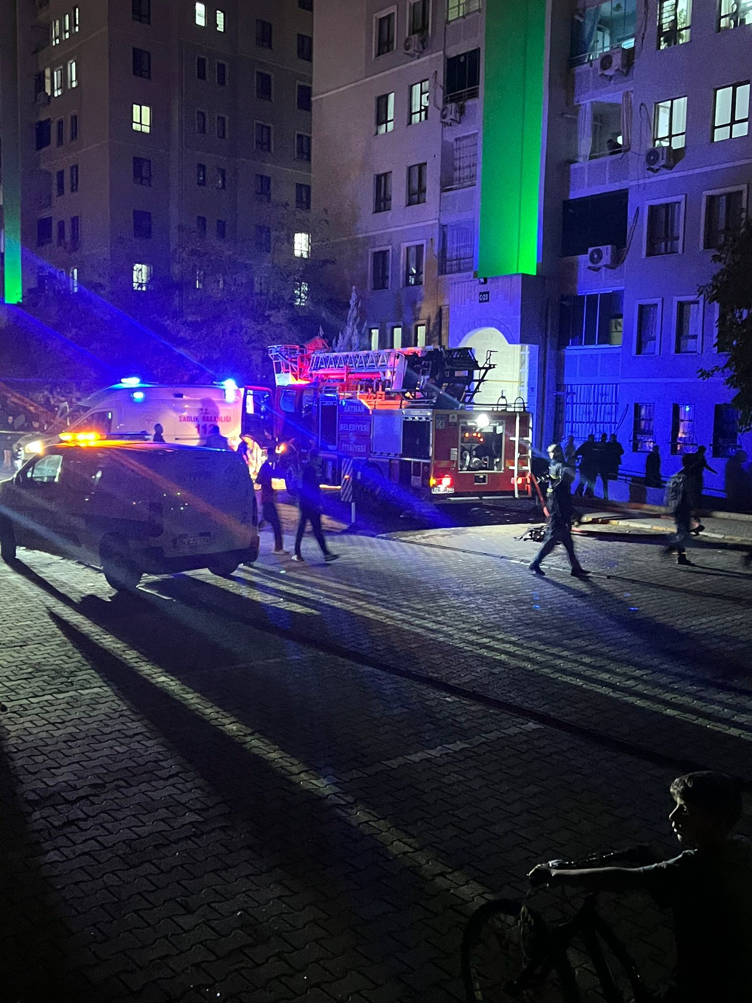 8 Katlı Binada Korkunç Yangın! Yatalak Adam Alevlerin Arasında Can Verdi (2)