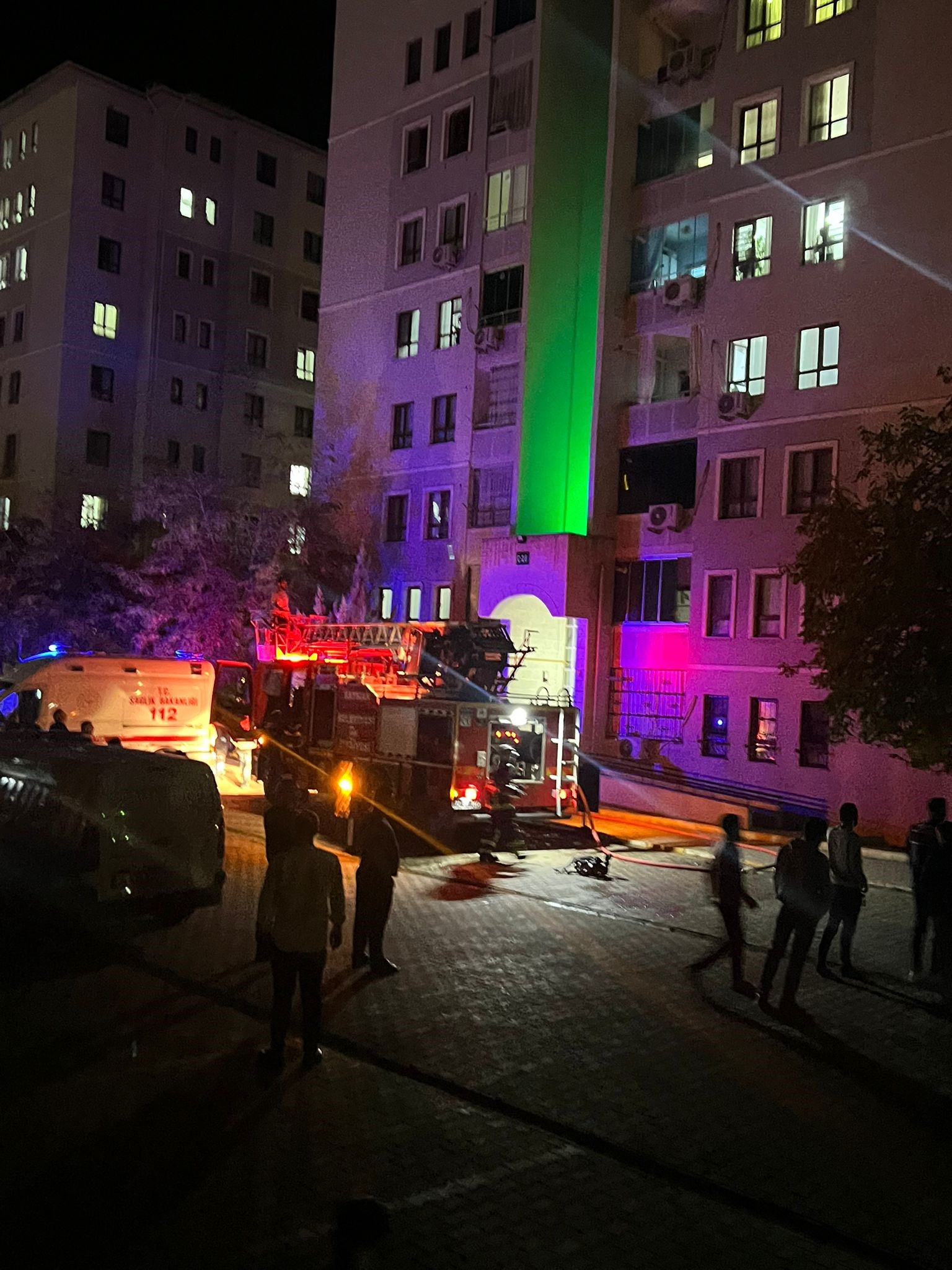 8 Katlı Binada Korkunç Yangın! Yatalak Adam Alevlerin Arasında Can Verdi (3)